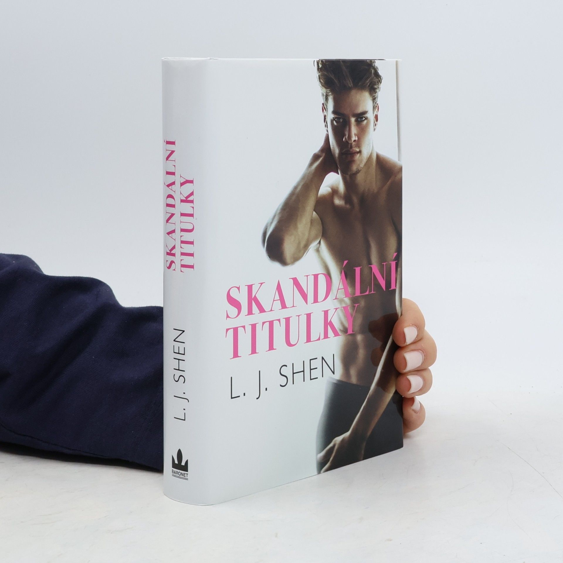 L. J.  Shen Skandální titulky
