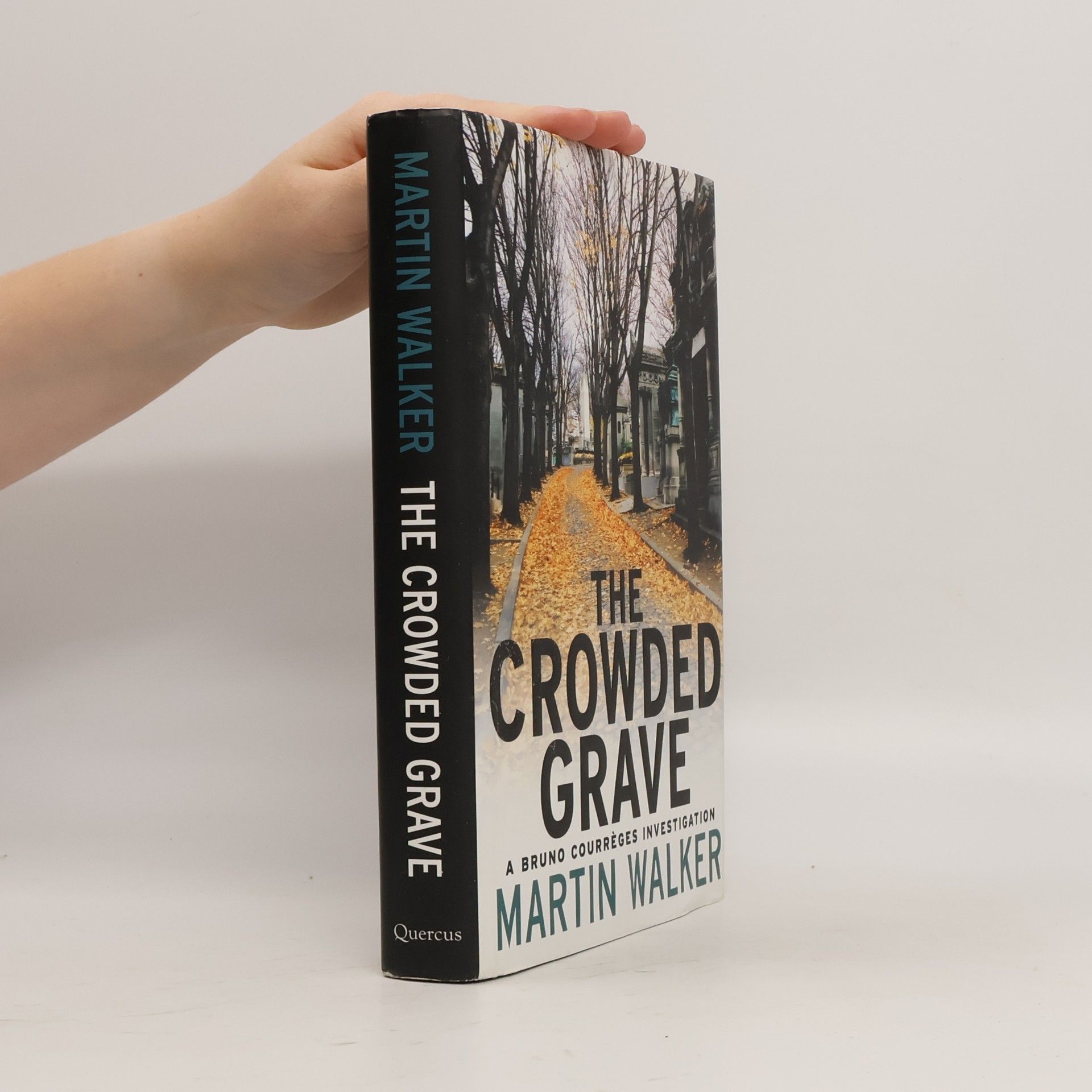 Martin Walker The Crowded Grave