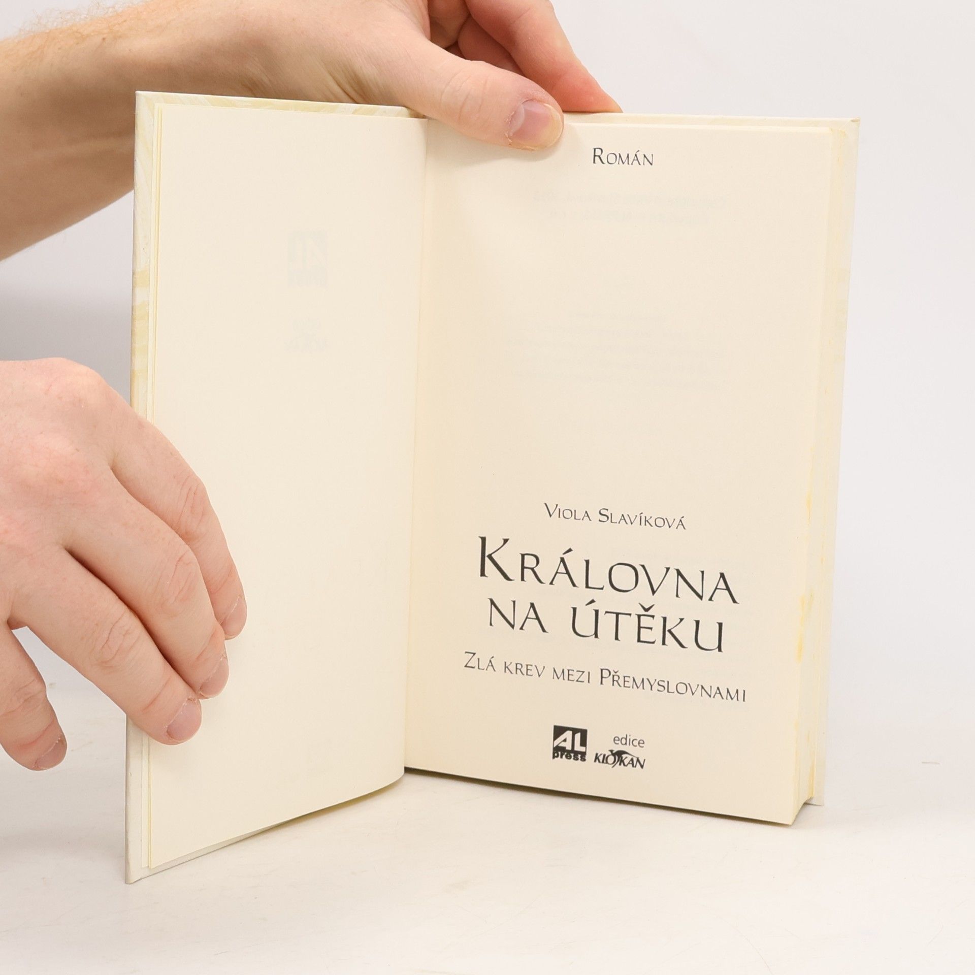 Viola Slavíková Královna na útěku