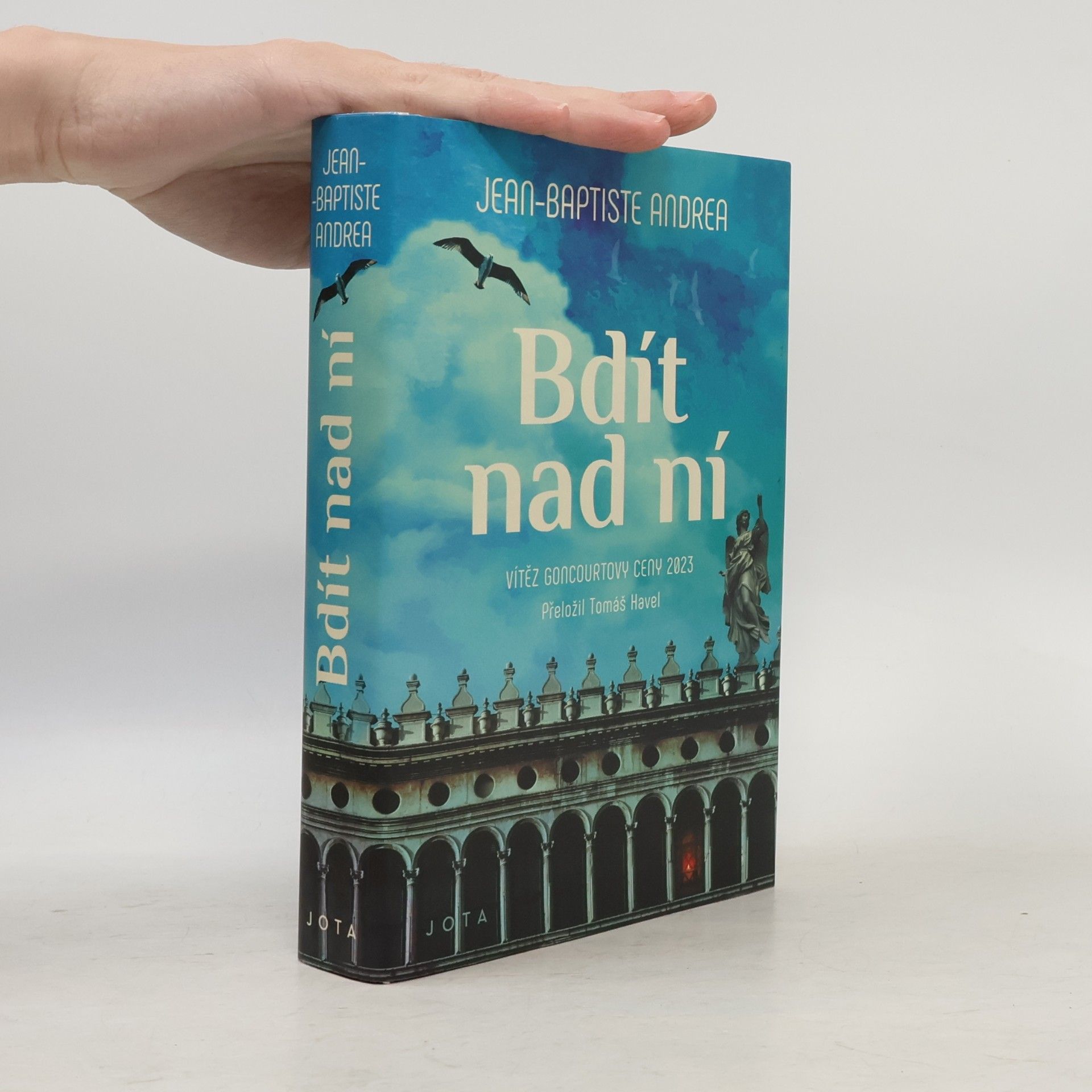 Bdít nad ní