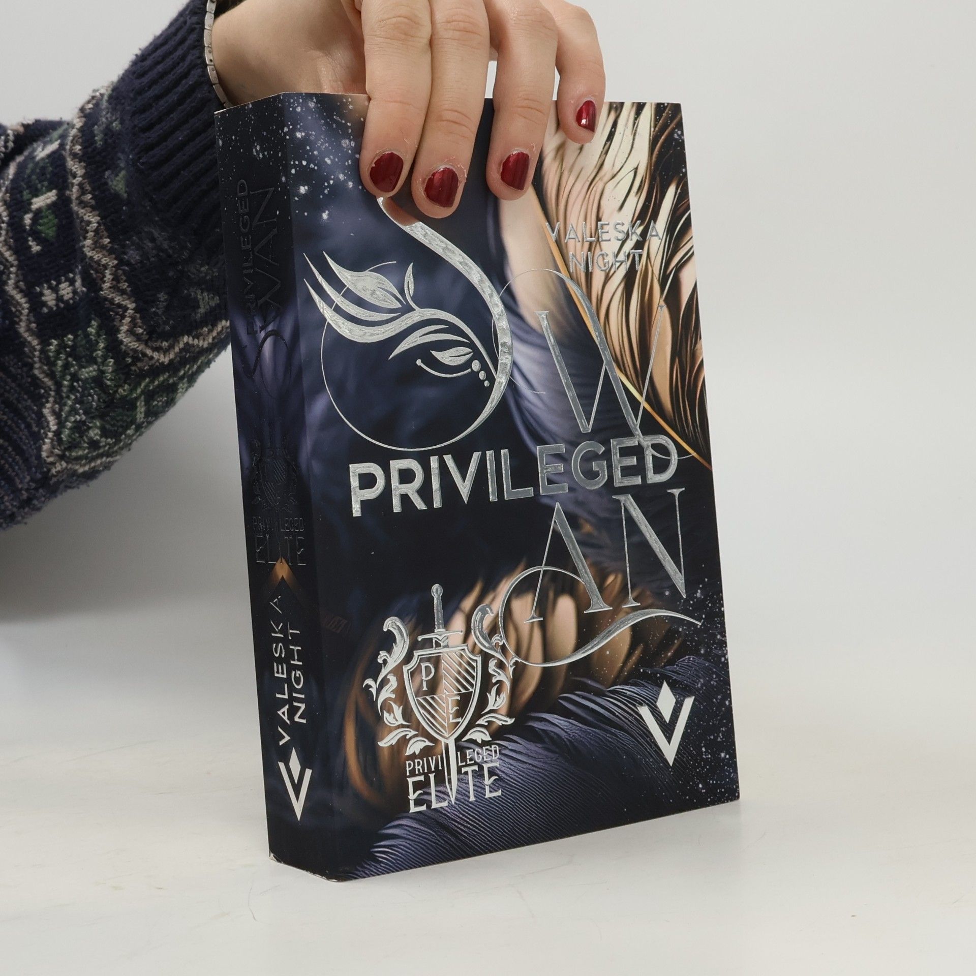 Night Valeska Privileged Swan