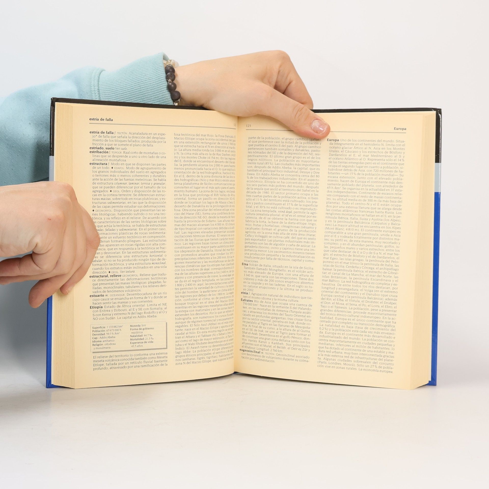 Biblioteca de consulta Larousse: Diccionario de geografía