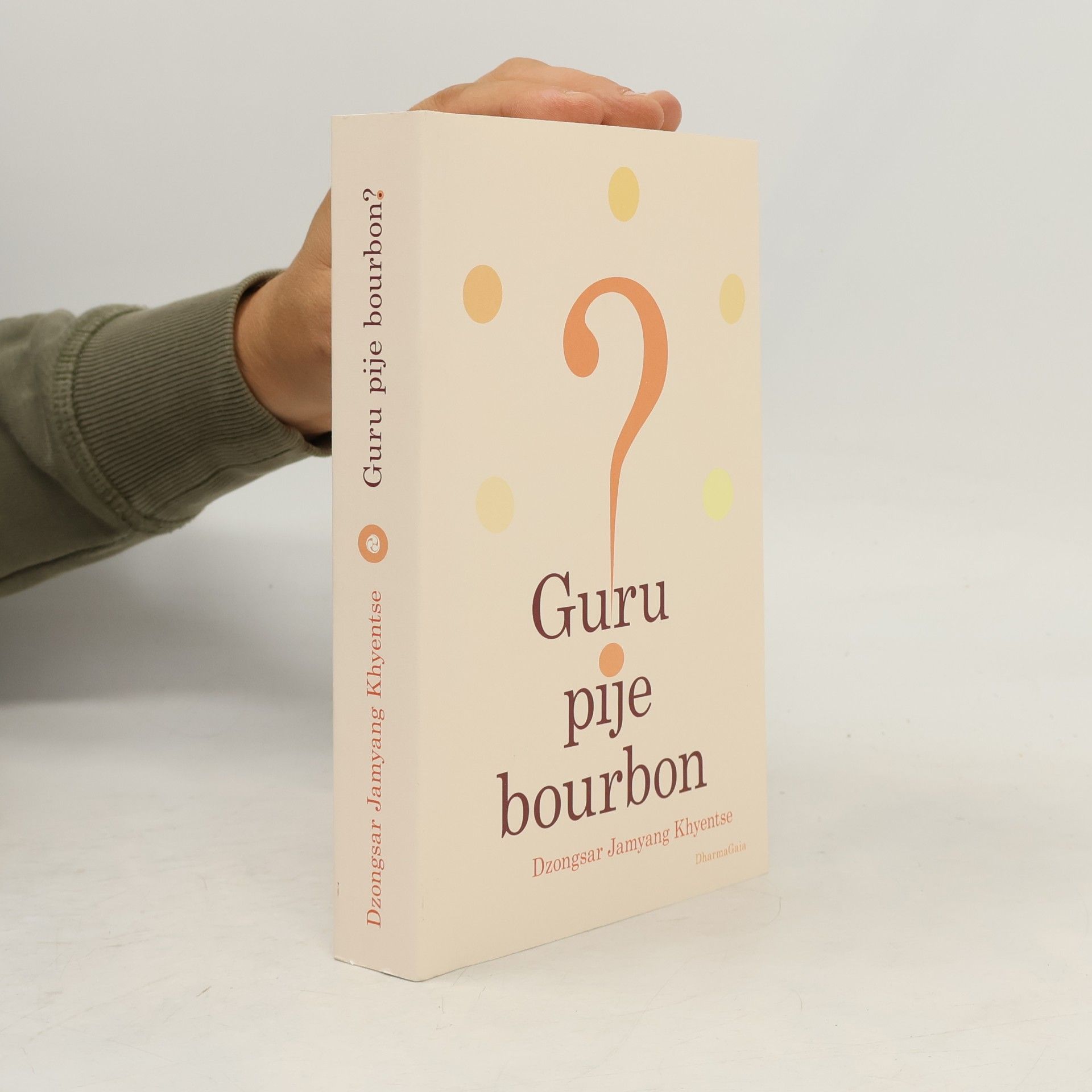 Guru pije bourbon?