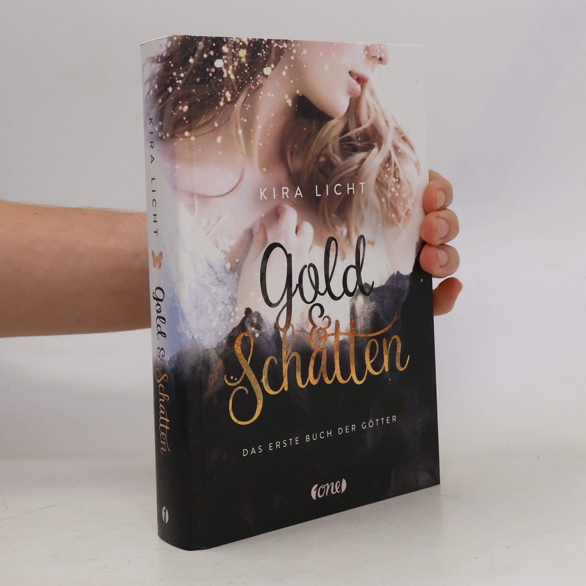 Kira Licht Gold und Schatten