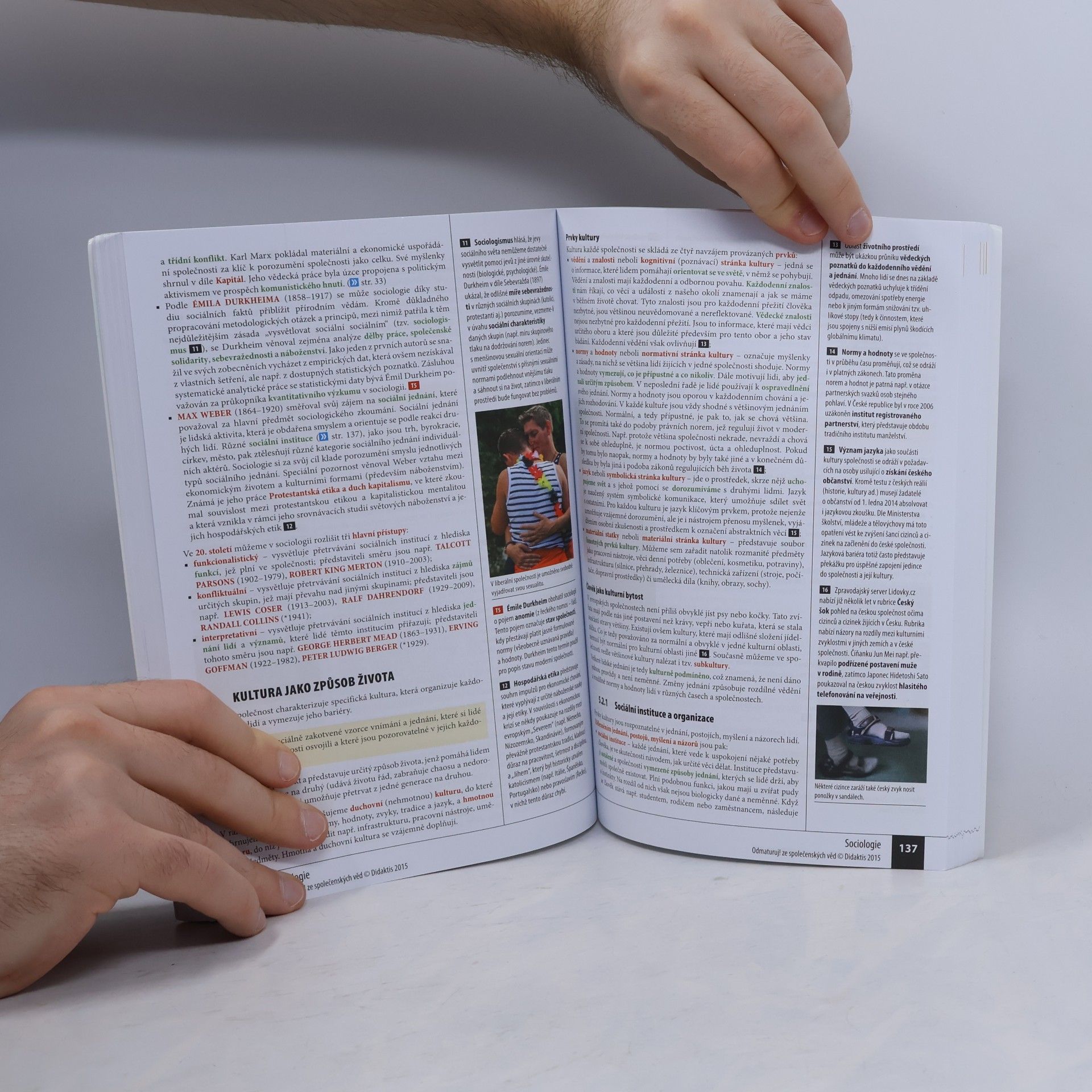 Autorenkollektiv Odmaturuj! ze společenských věd