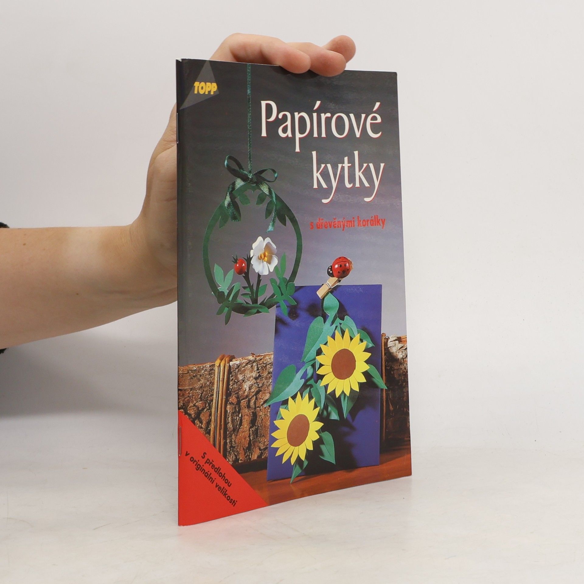 Ute Scharrmann Papírové kytky s dřevěnými korálky