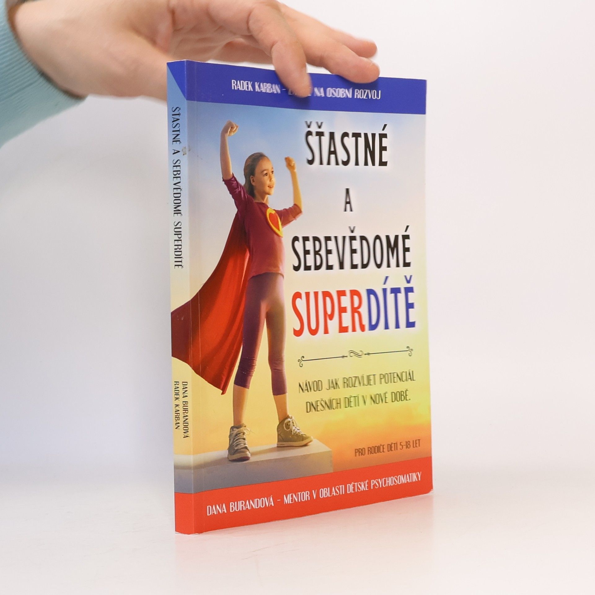 Šťastné a sebevědomé super dítě