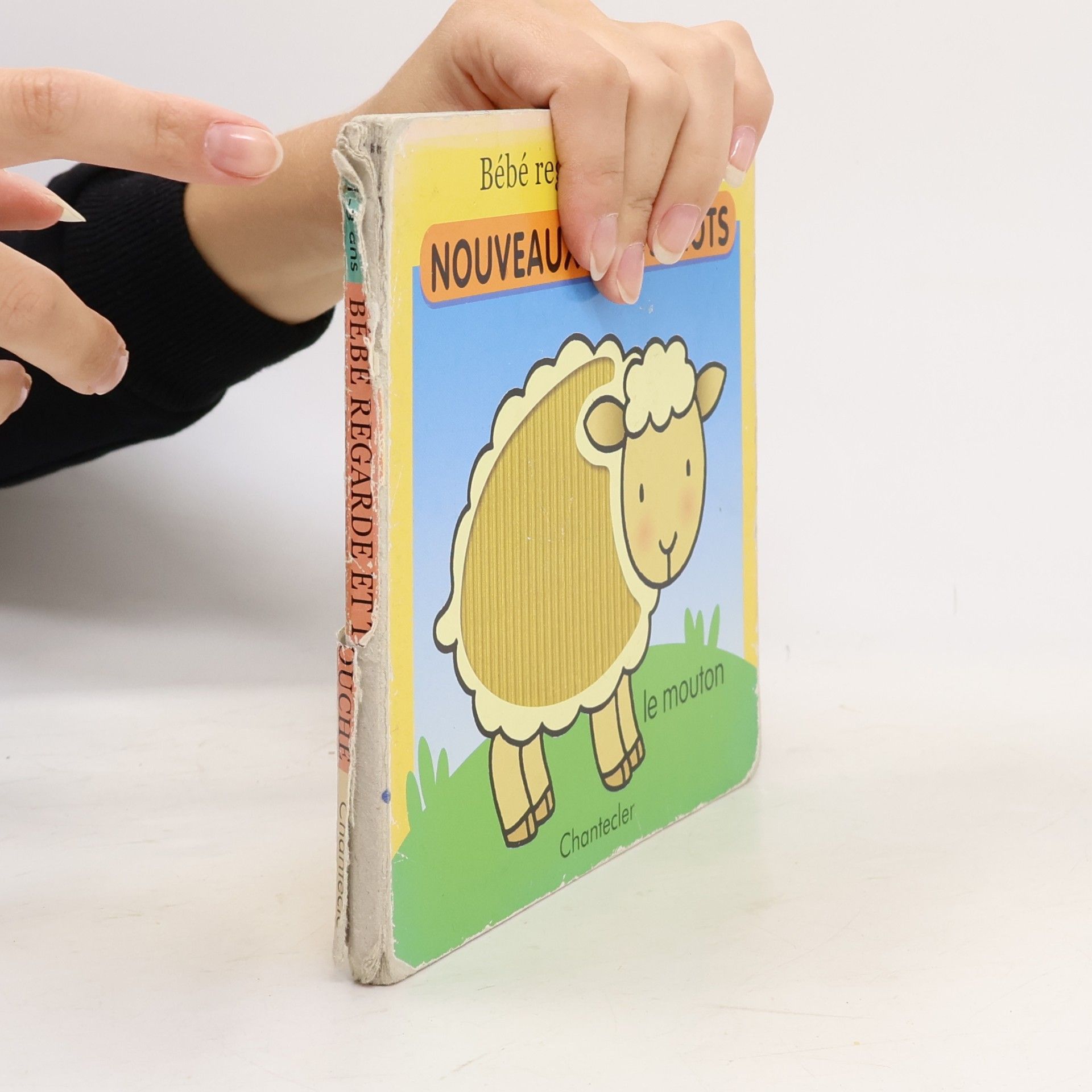 Bébé regarde et touche: Nouveaux petits mots