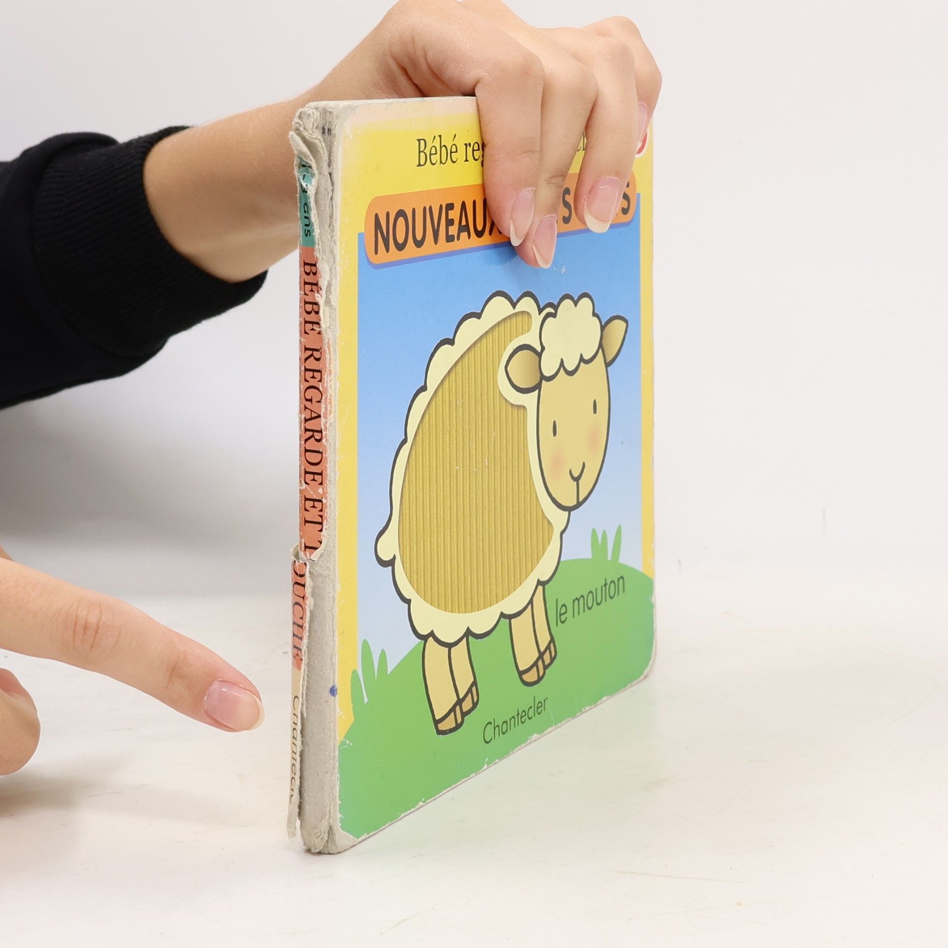 Bébé regarde et touche: Nouveaux petits mots