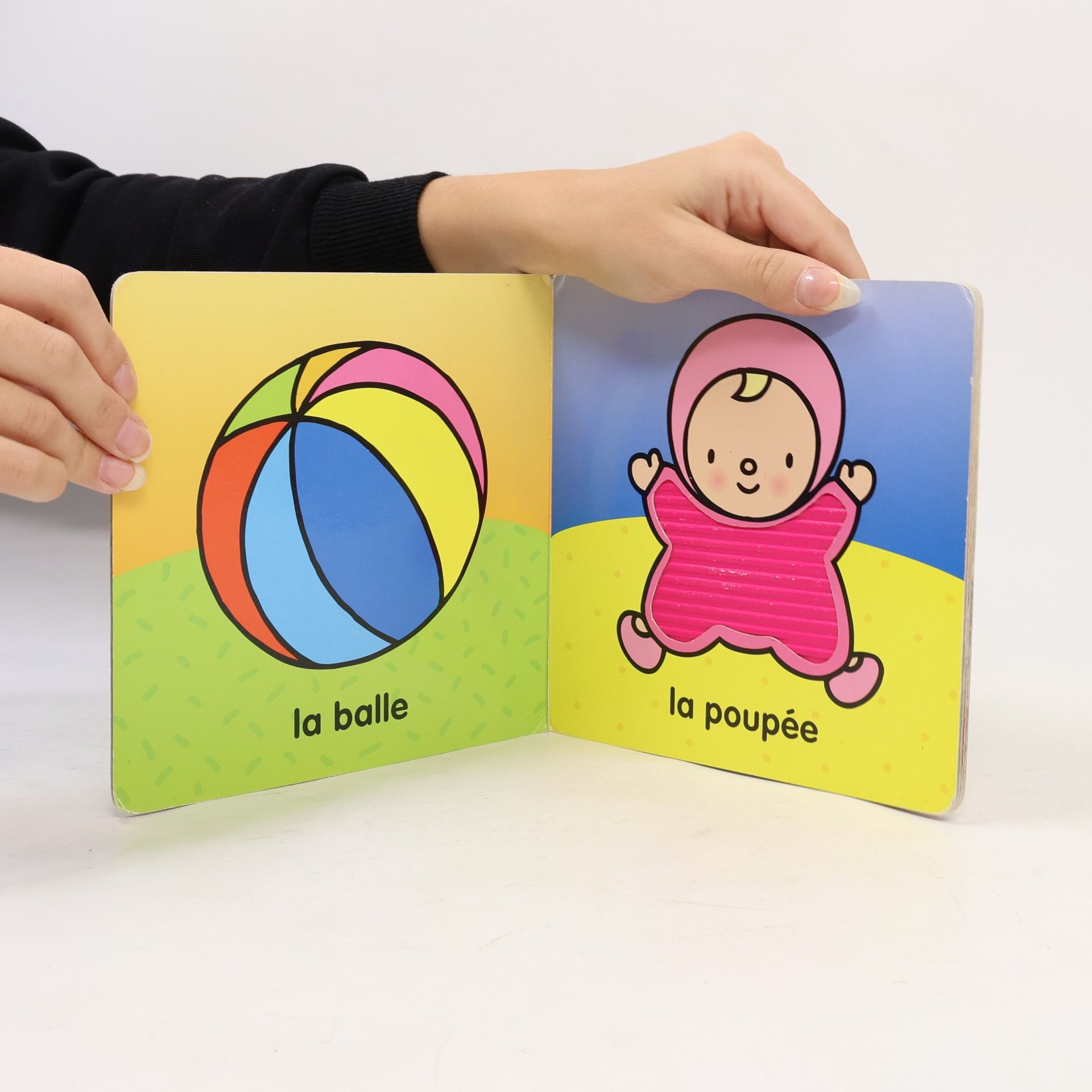 Bébé regarde et touche: Nouveaux petits mots