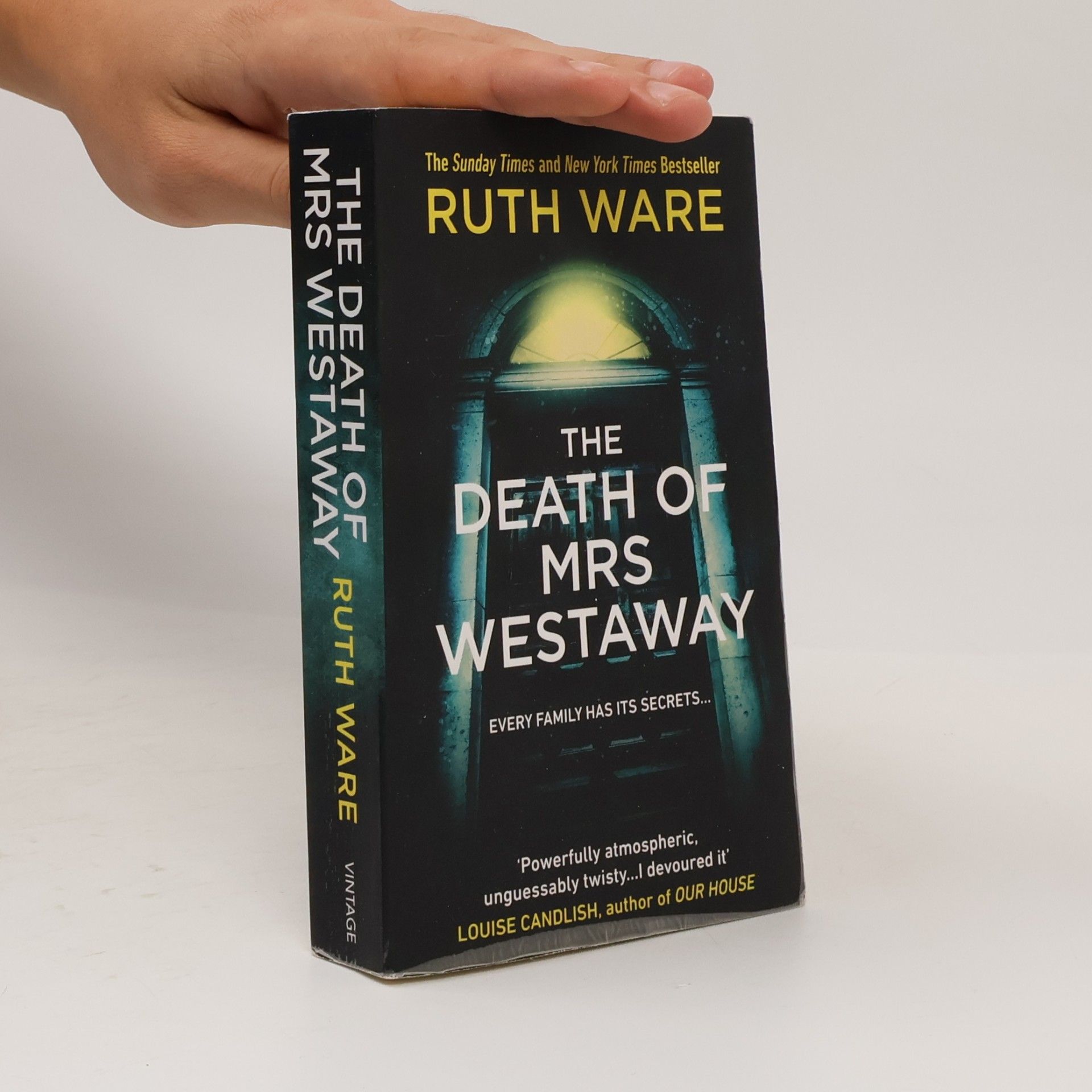 Ruth Ware The death of Mrs Westaway