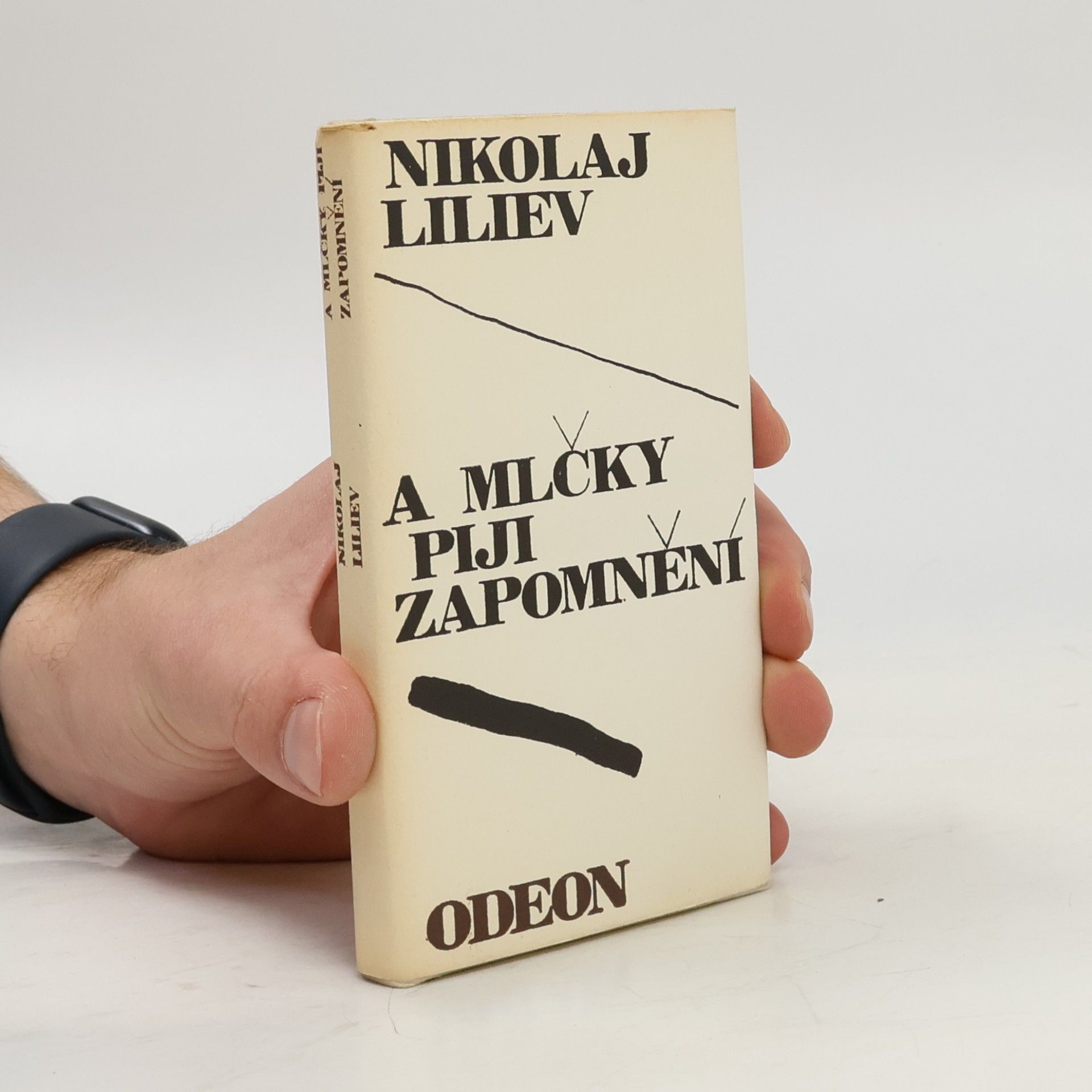 Nikolaj Liliev A mlčky piji zapomnění