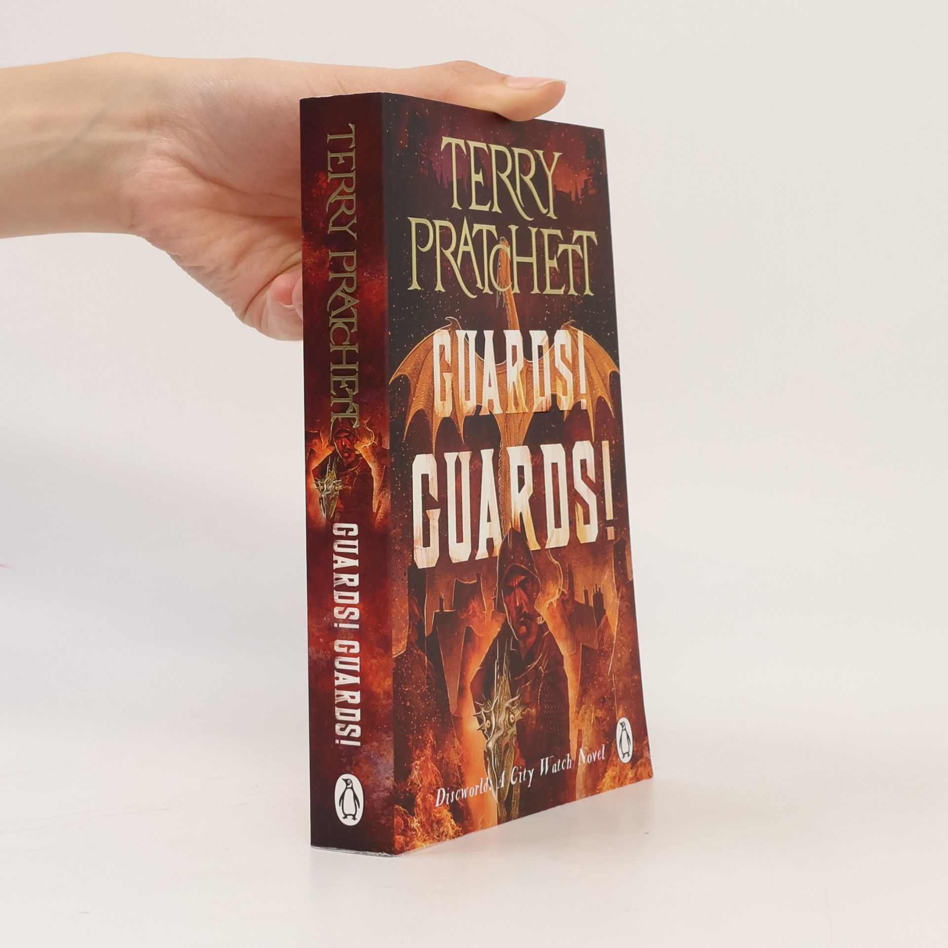 Terry Pratchett Guards! Guards!: (Discworld Novel 8)
