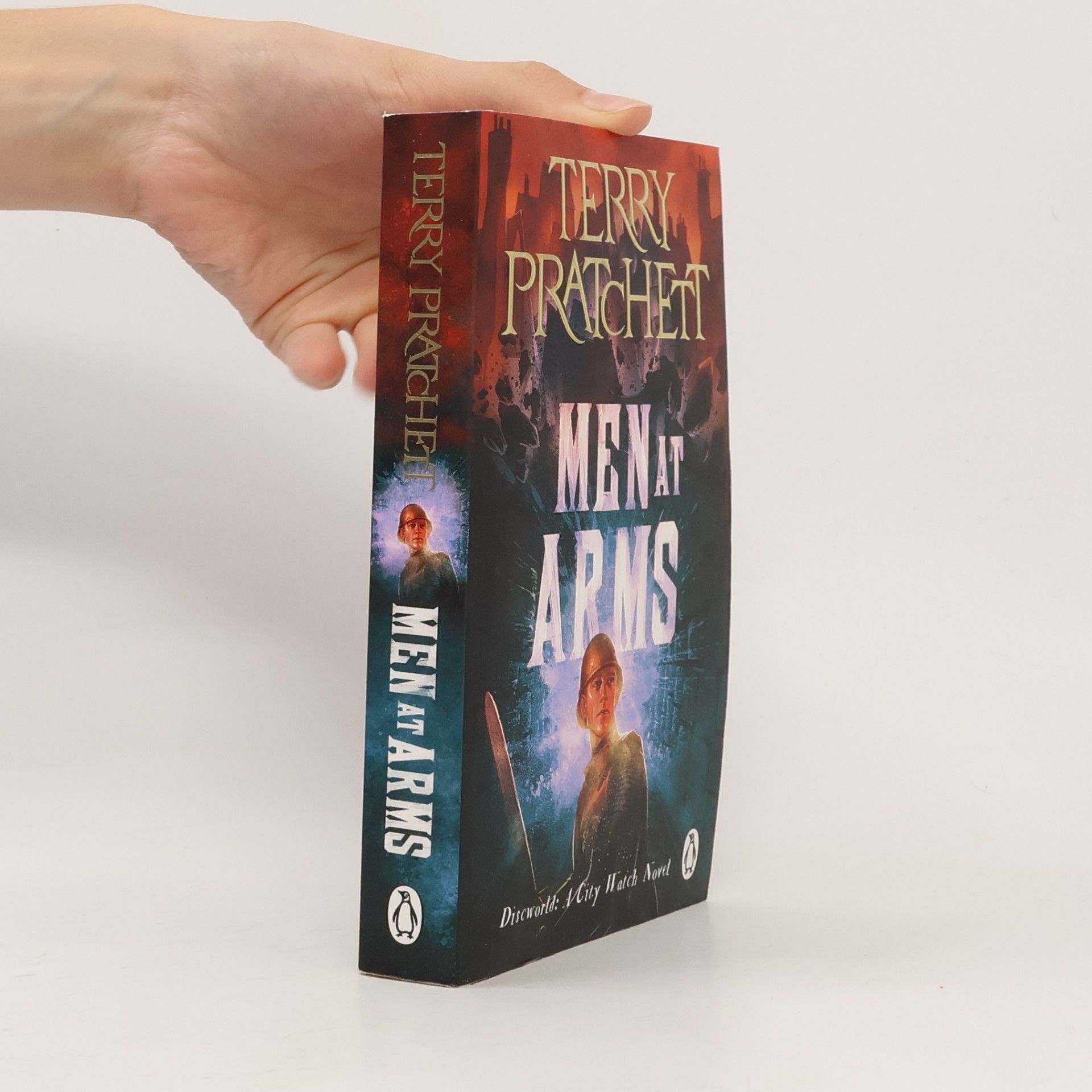 Terry Pratchett Men At Arms: (Discworld Novel 15)