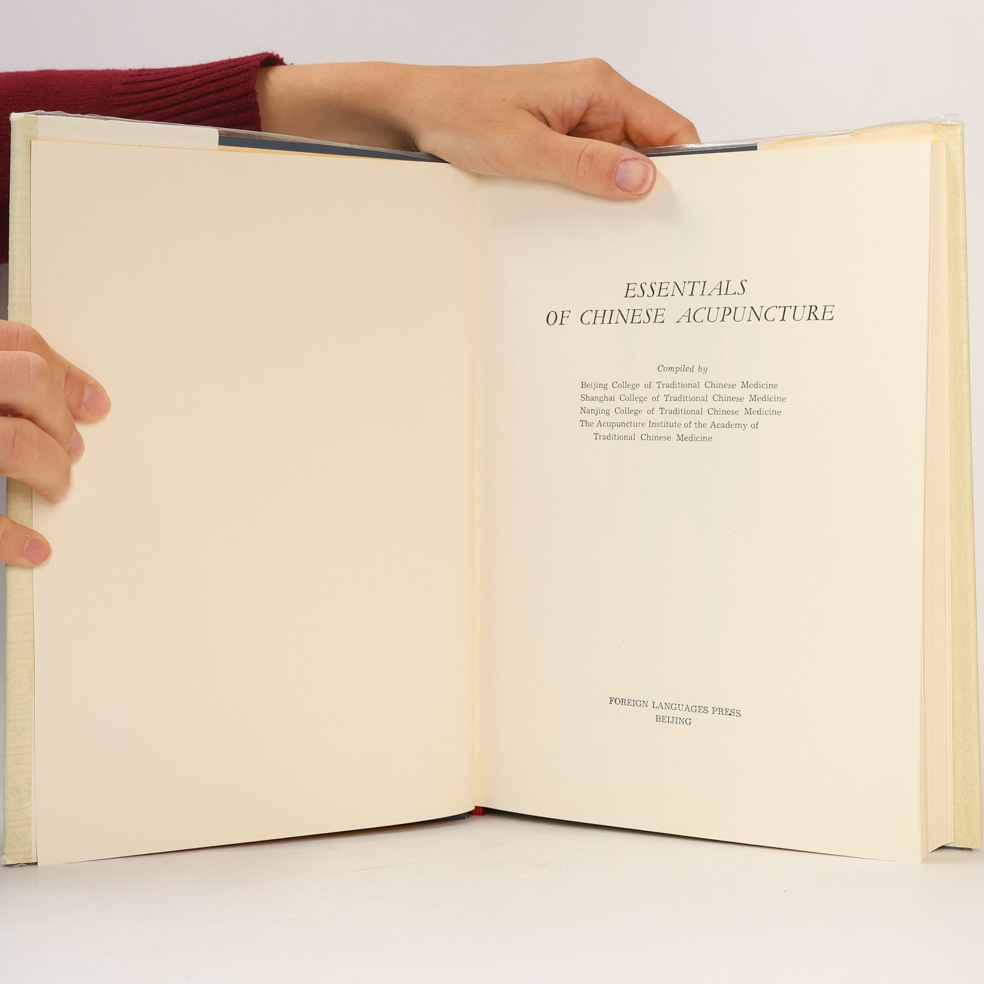 Zhenjiuxue Gaiyao Zhongguo Essentials of Chinese Acupuncture