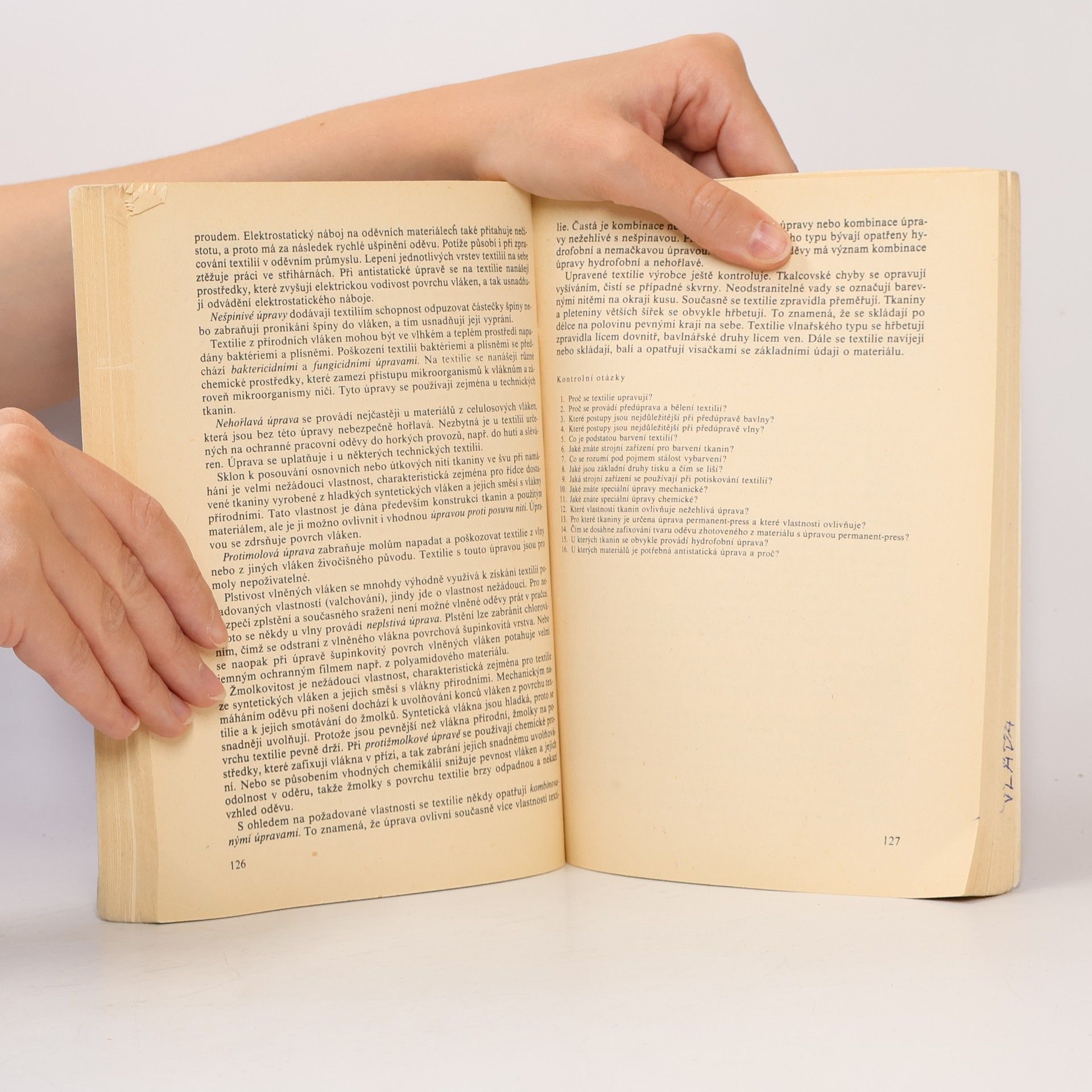Various authors Oděvní materiály