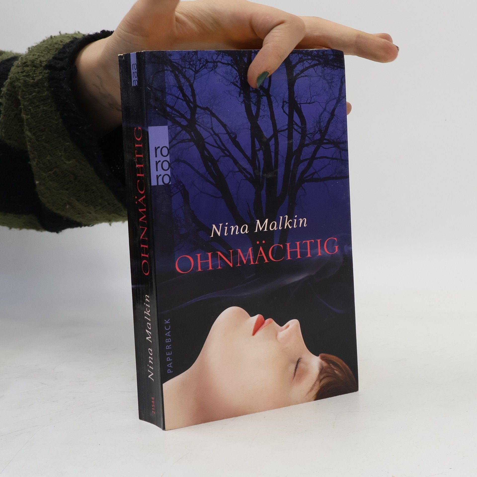 Nina Malkin Ohnmächtig
