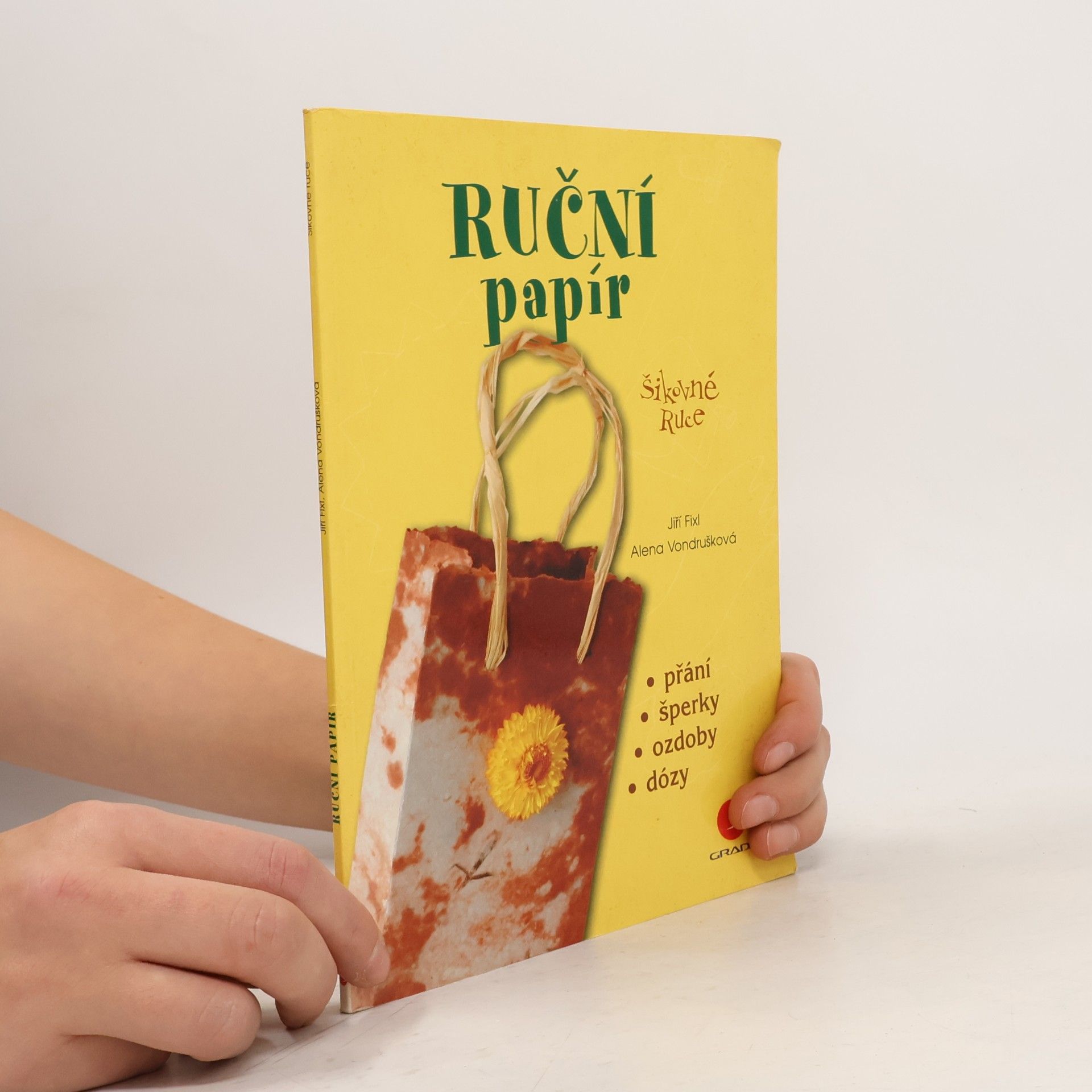 Alena Vondrušková Ruční papír : [přání, šperky, ozdoby, dózy]