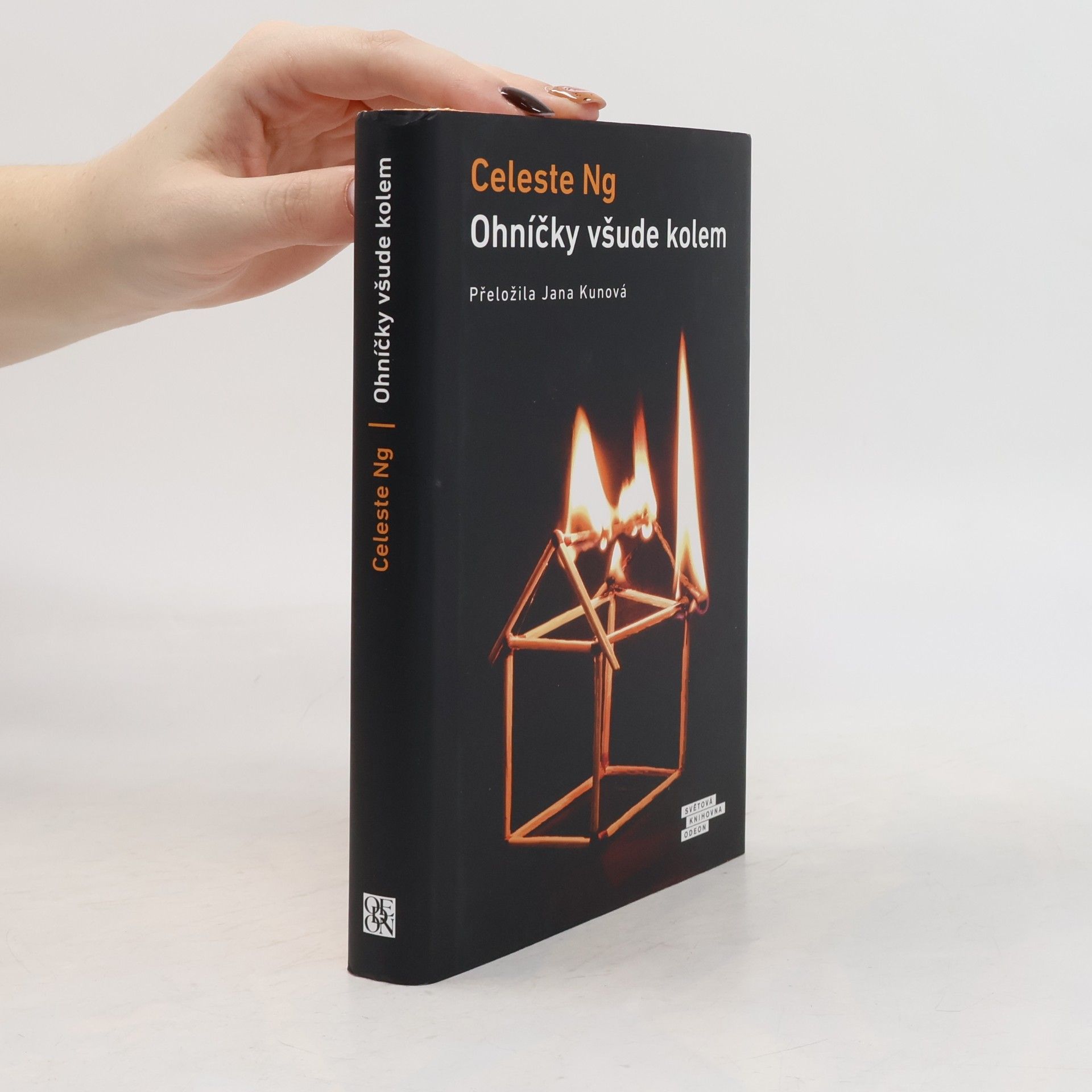 Celeste Ng Ohníčky všude kolem