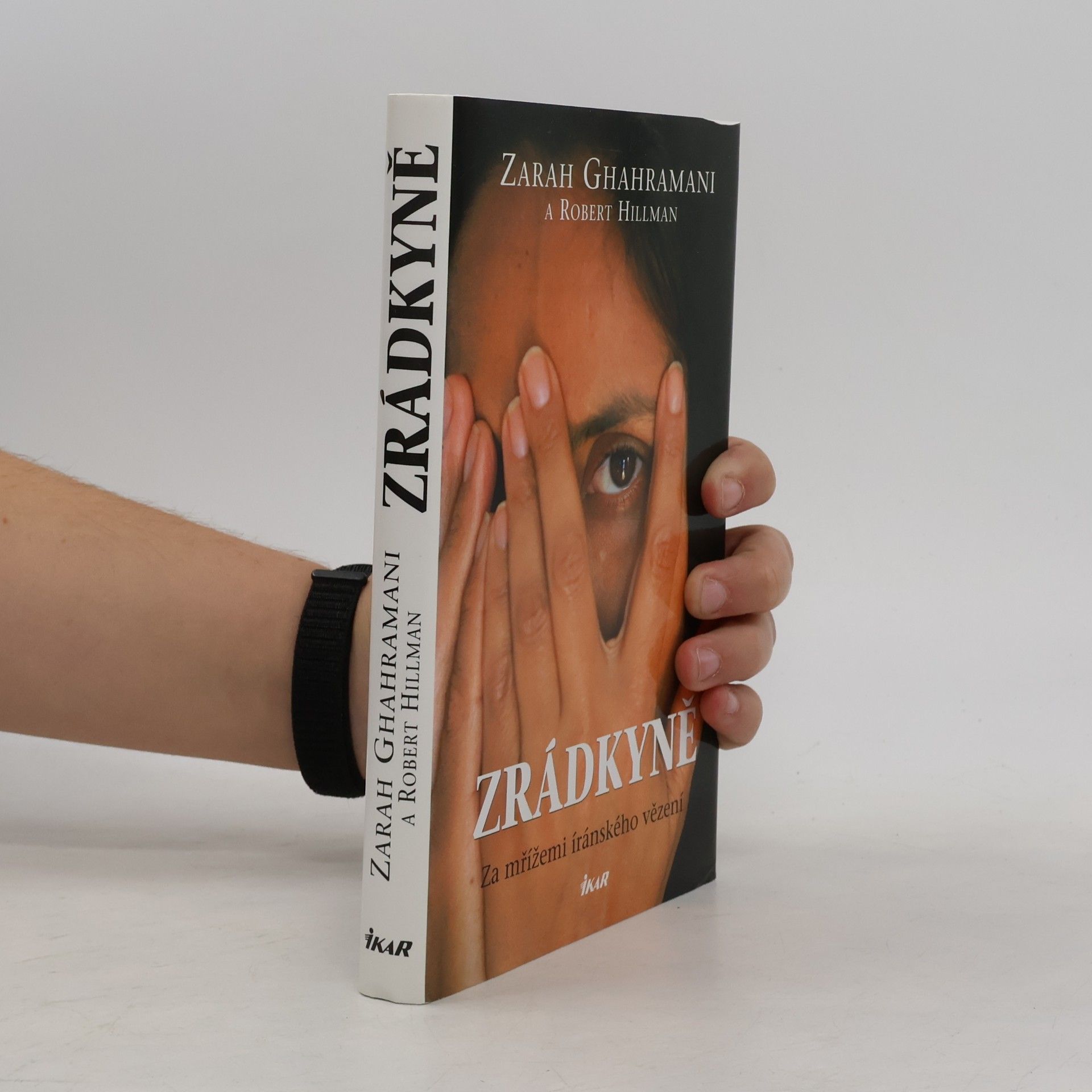 Robert Hillman Zrádkyně. Za mřížemi íránského vězení