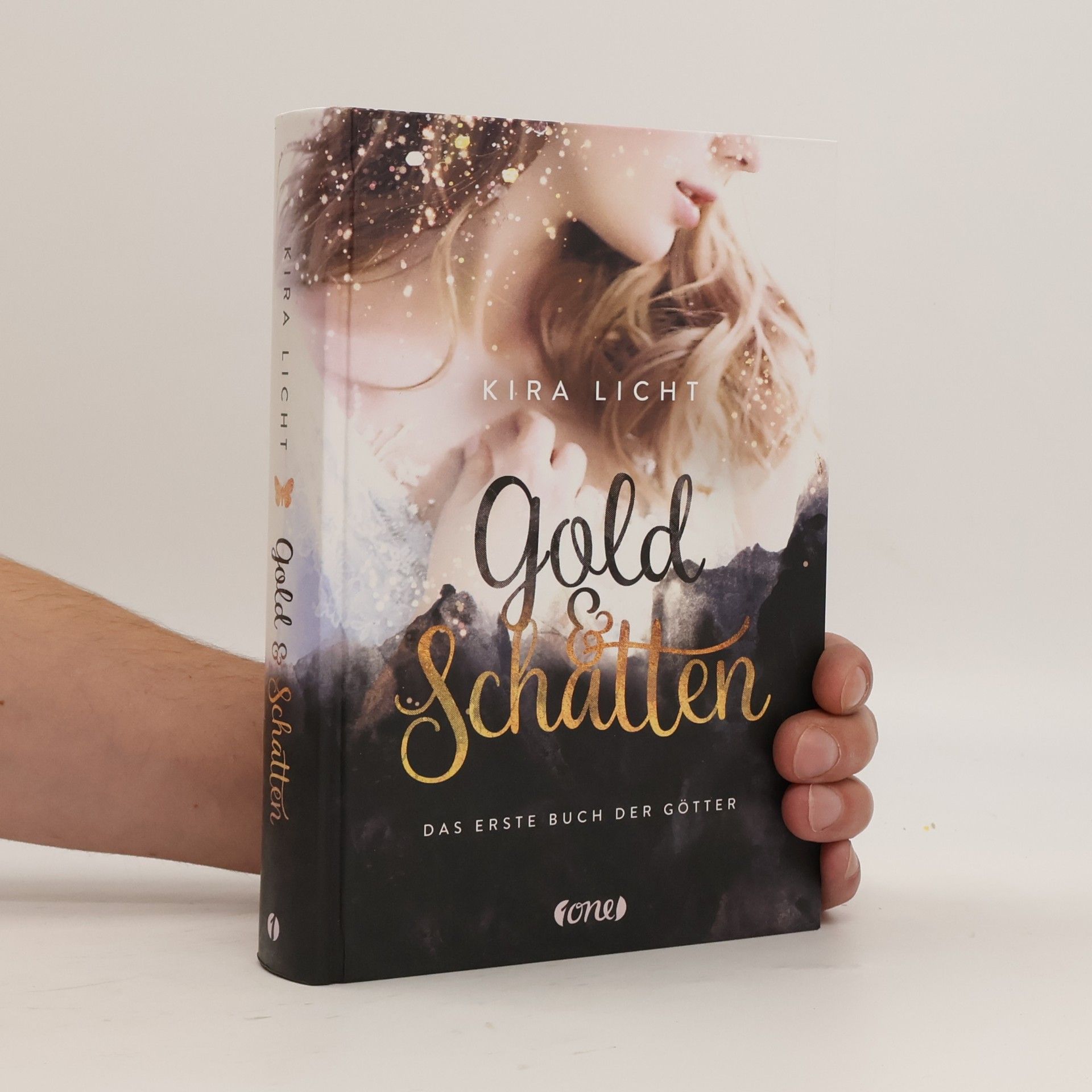 Kira Licht Gold und Schatten