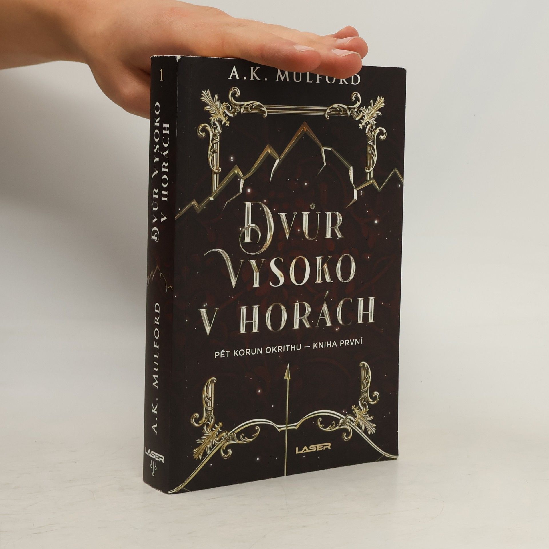 A. K. Mulford Dvůr vysoko v horách
