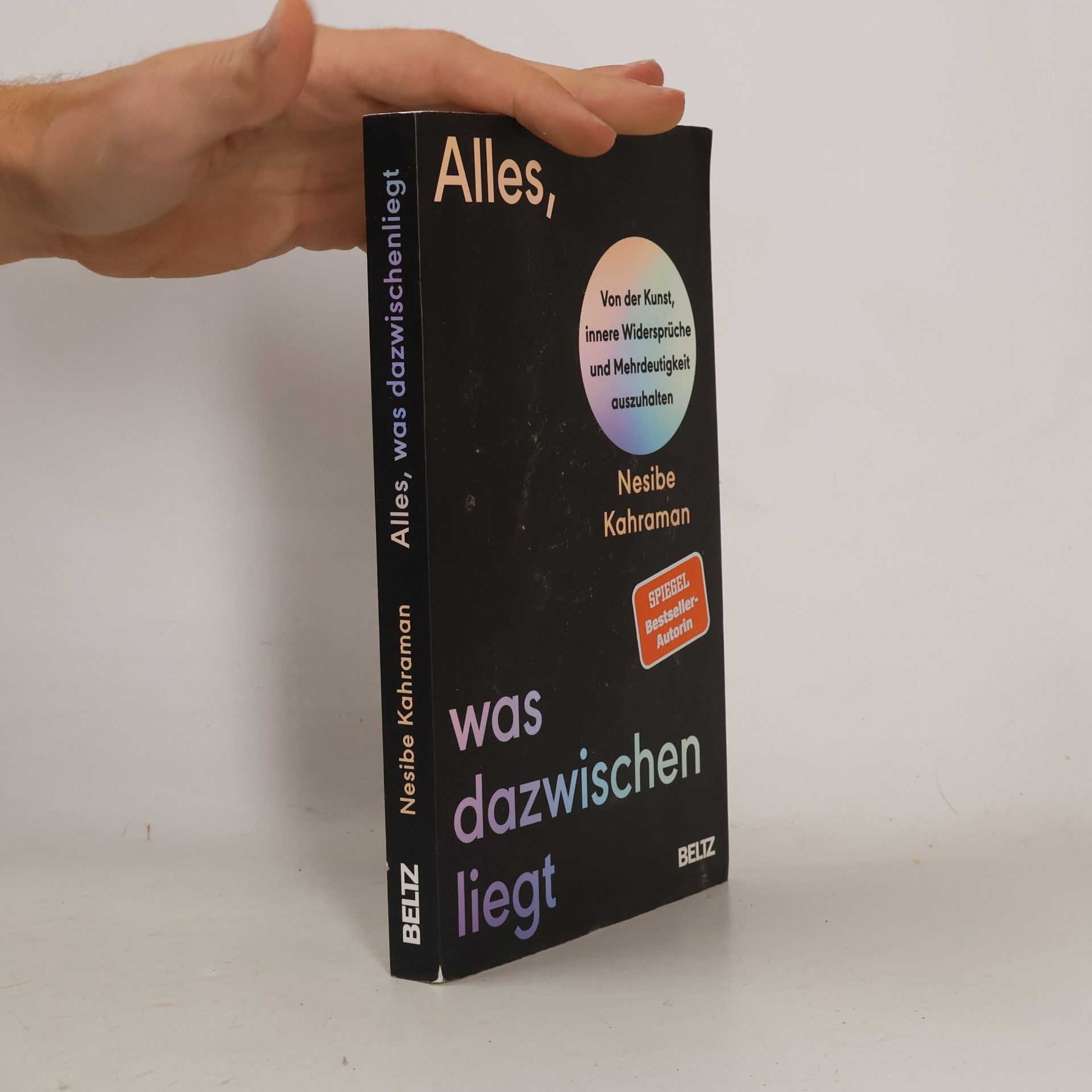 Nesibe Kahraman Alles, was dazwischenliegt. Von der Kunst, innere Widersprüche und Mehrdeutigkeit auszuhalten