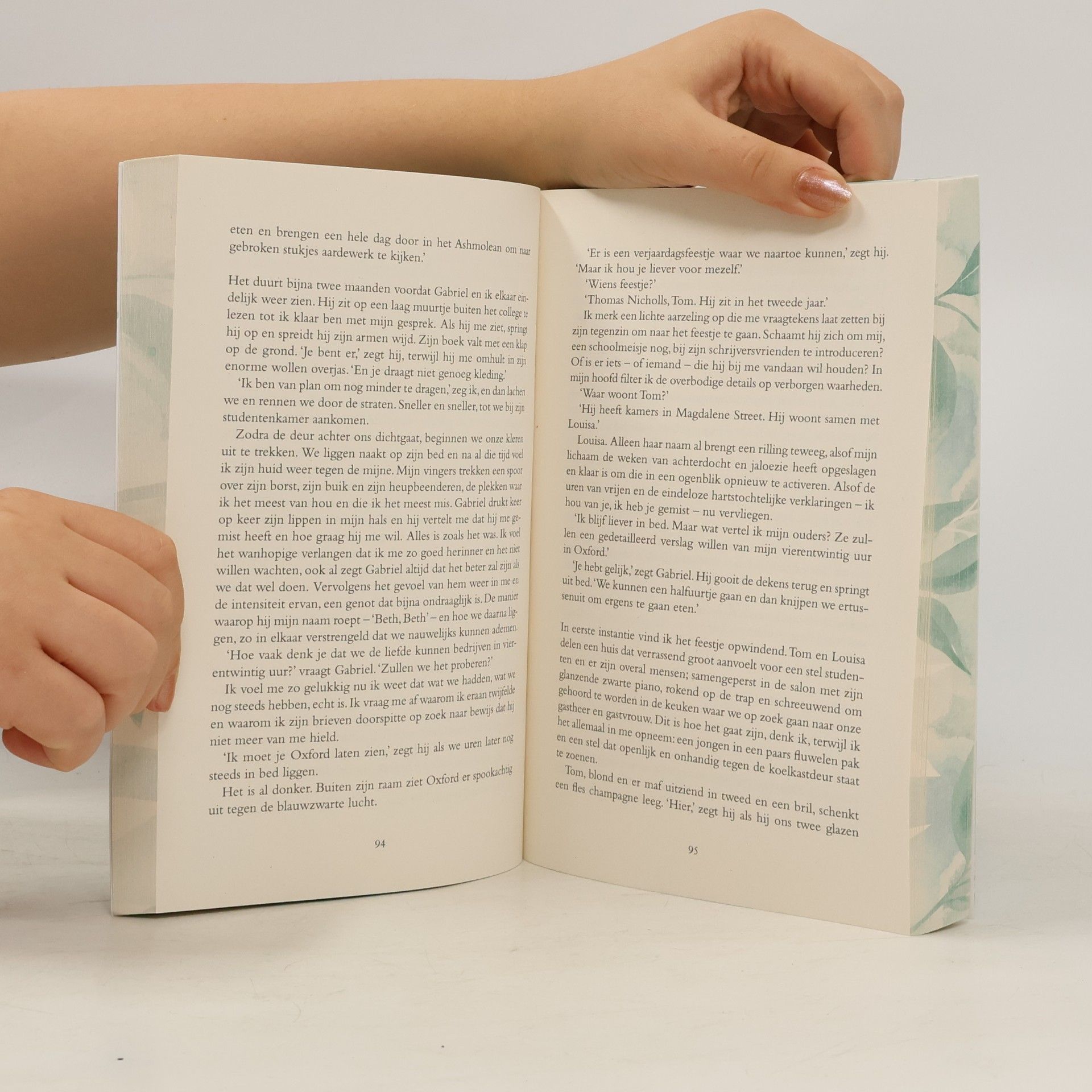 Clare Leslie Hall Als scheuren in de aarde