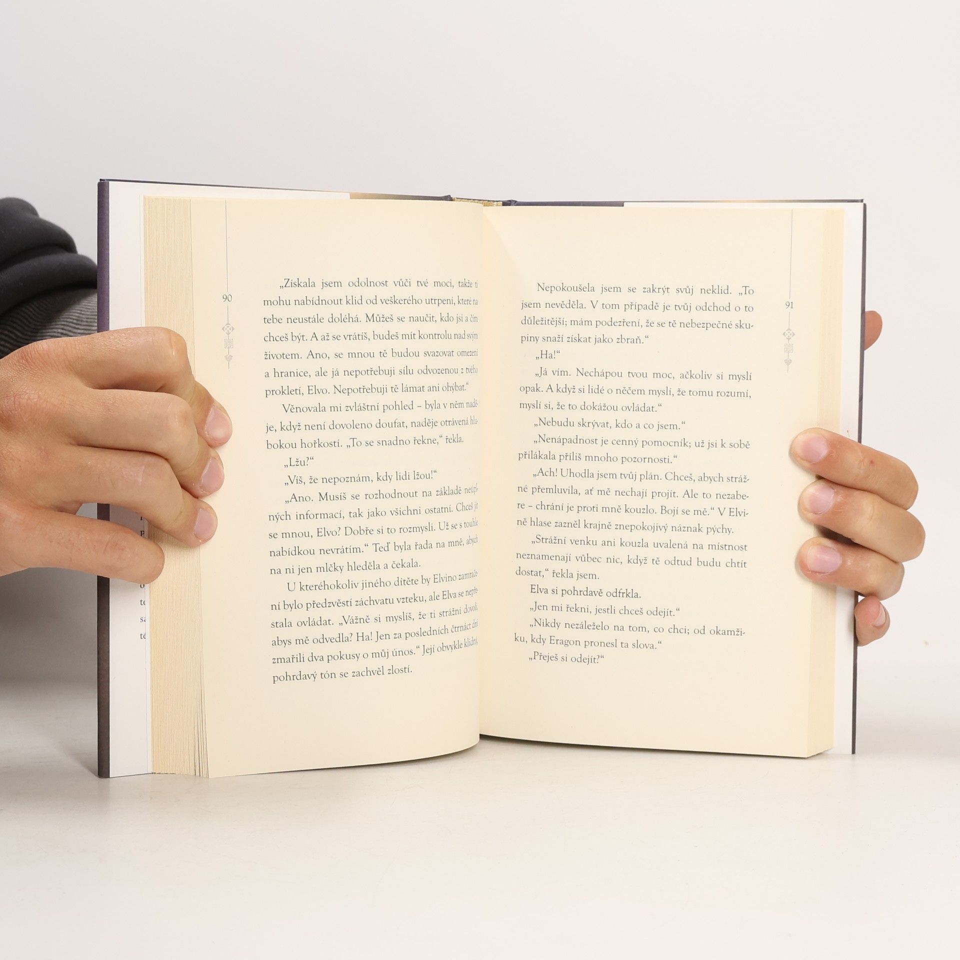 Christopher Paolini Poutník, čarodějnice a červ - Příběhy z Alagaësie I.