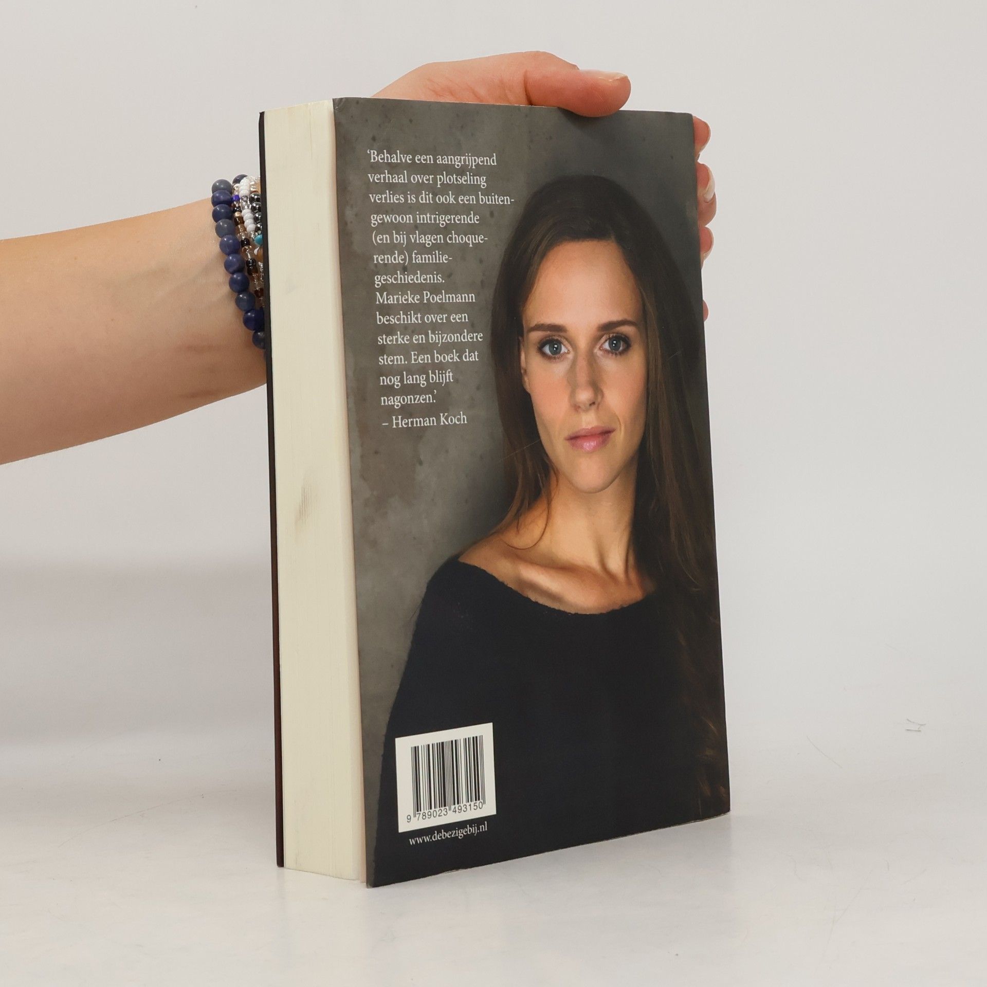 Marieke Poelmann Alles om jullie heen is er nog