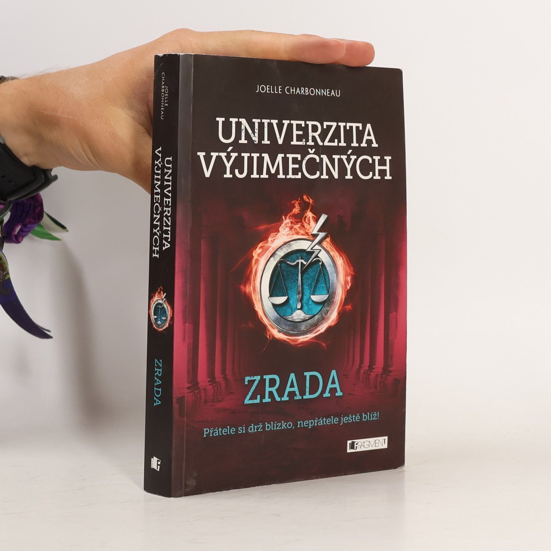 Joelle Charbonneau Univerzita výjimečných. Zrada