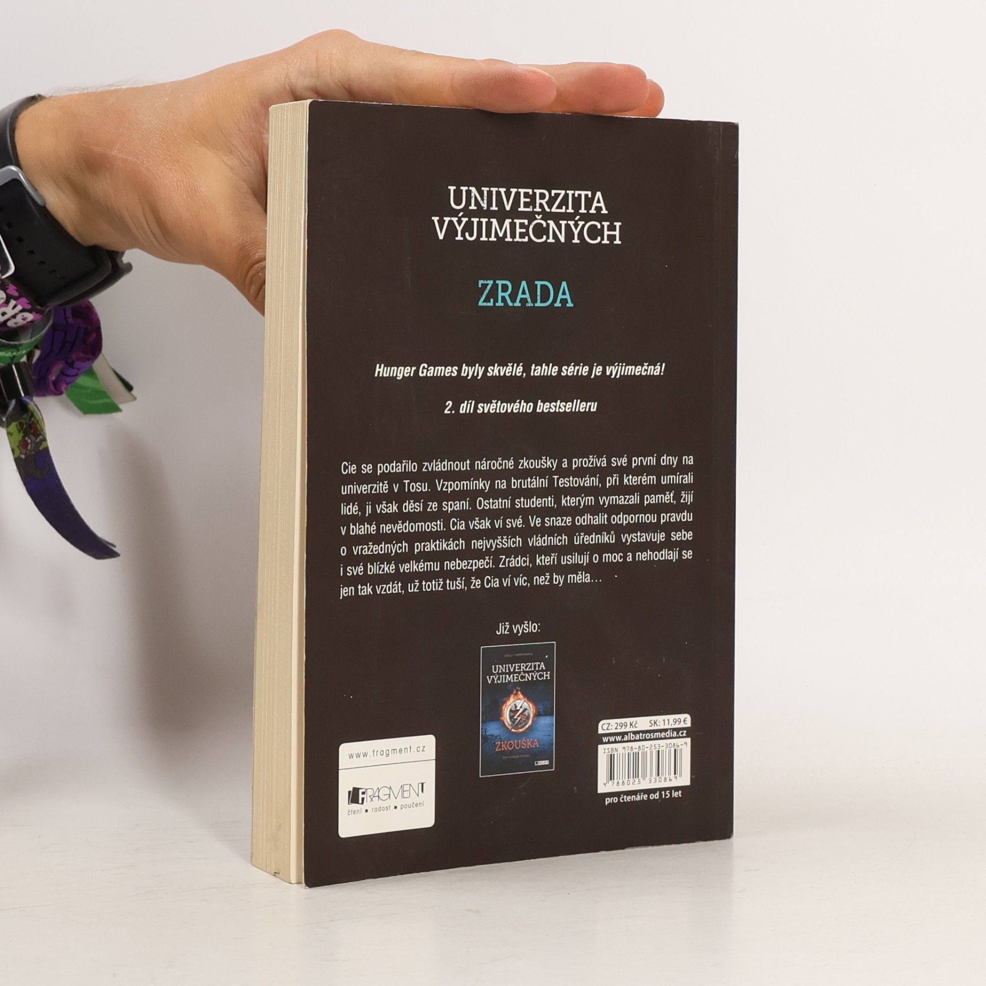 Joelle Charbonneau Univerzita výjimečných. Zrada