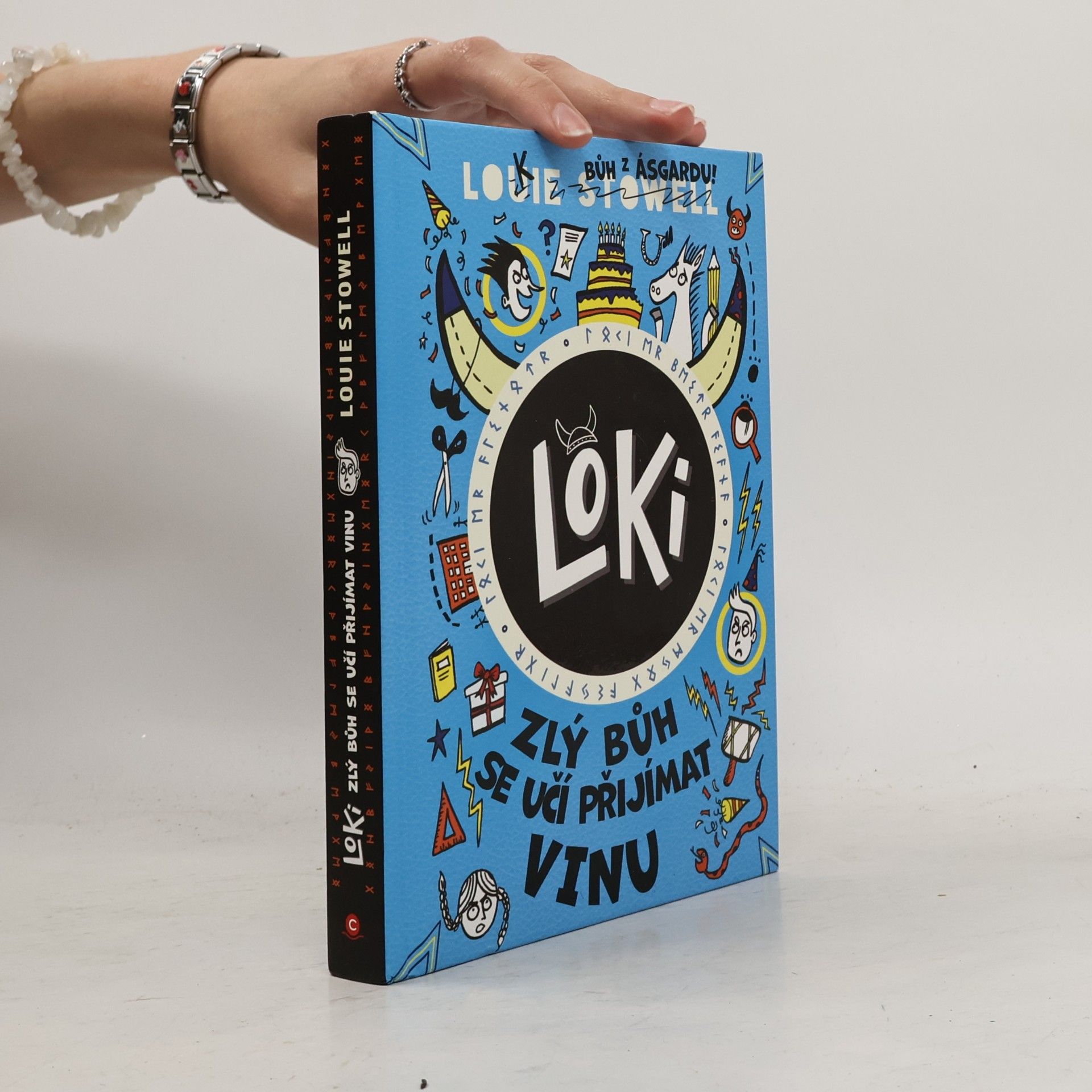Louie Stowell Loki: zlý bůh se učí přijímat vinu