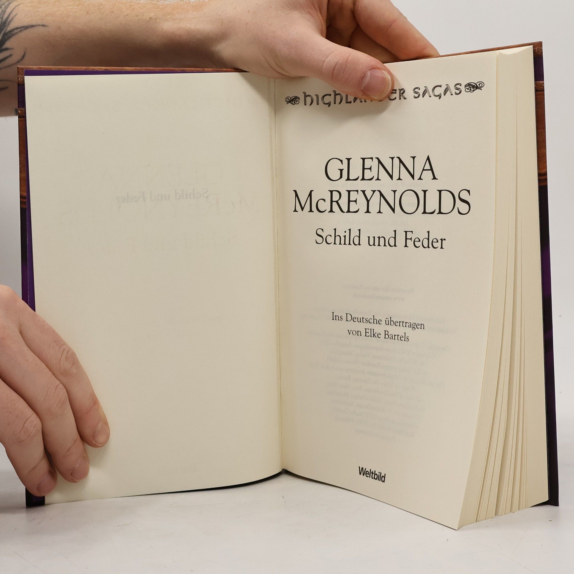 Glenna McReynolds Schild und Feder