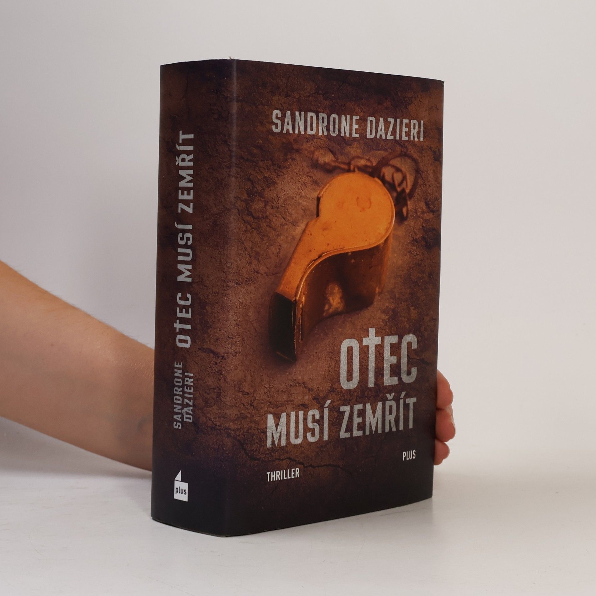 Sandrone Dazieri Otec musí zemřít