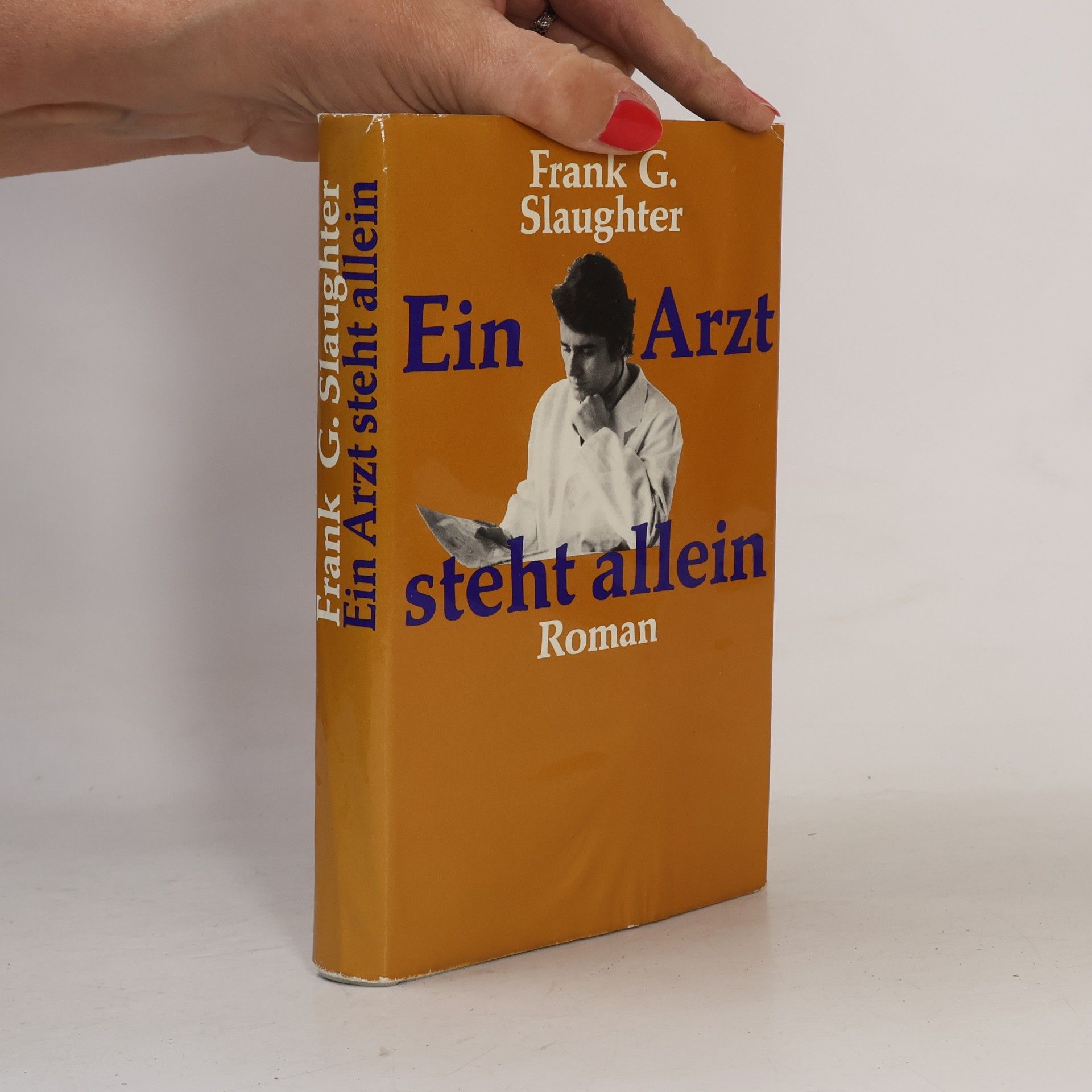 Ein Arzt steht allein