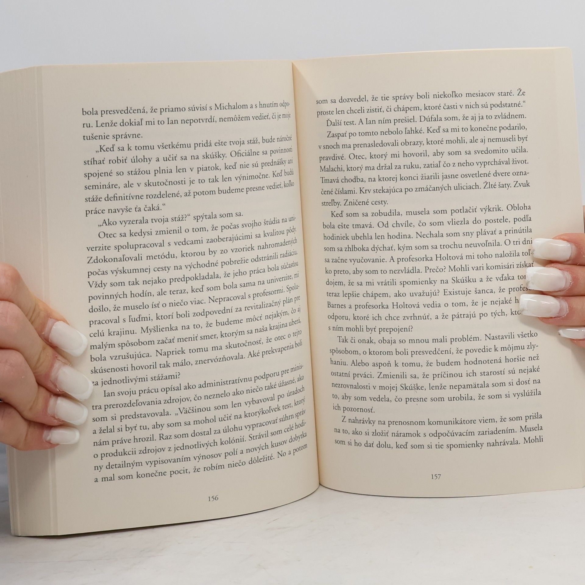 Joelle Charbonneau Univerzita výnimočných. Zrada