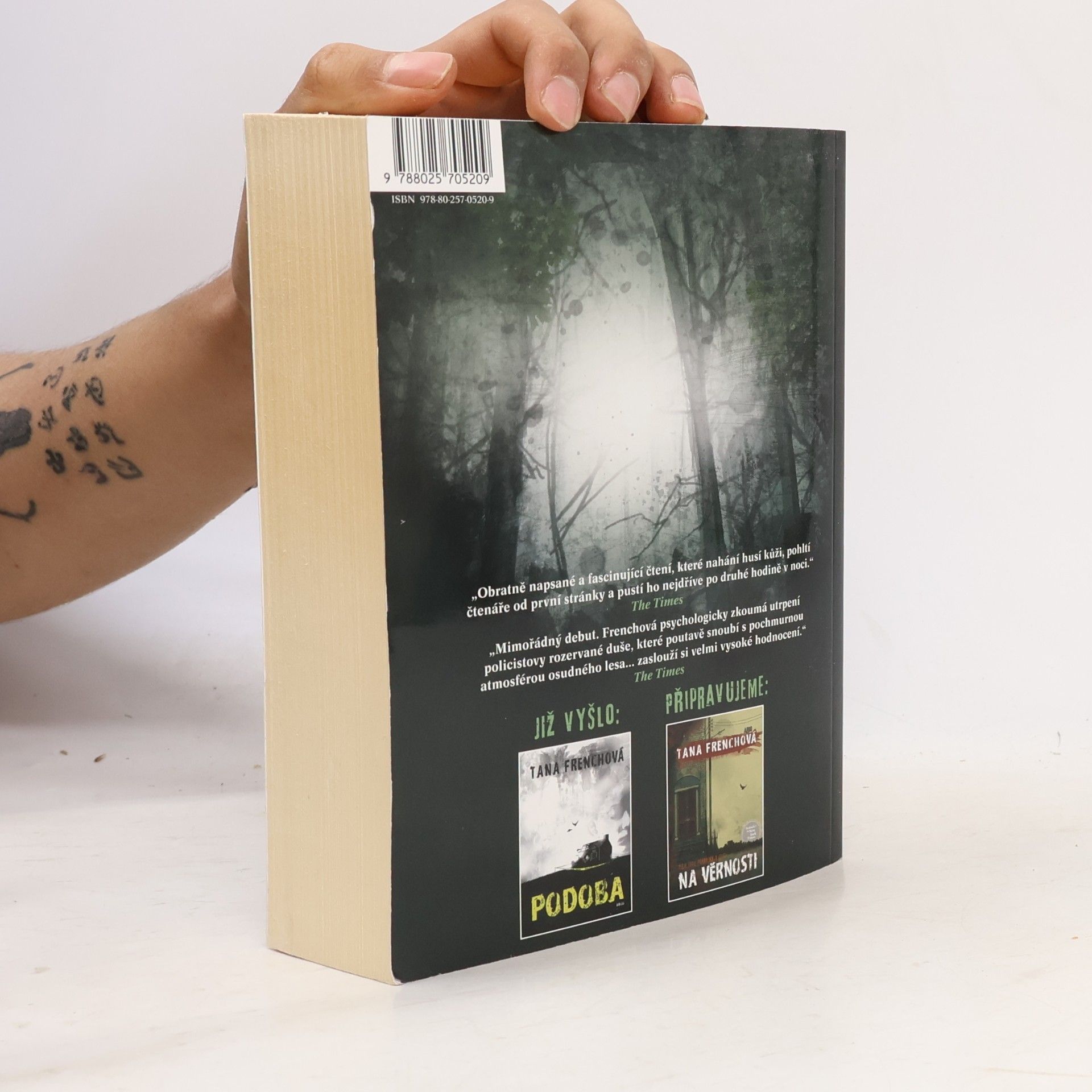 Tana French V lesích