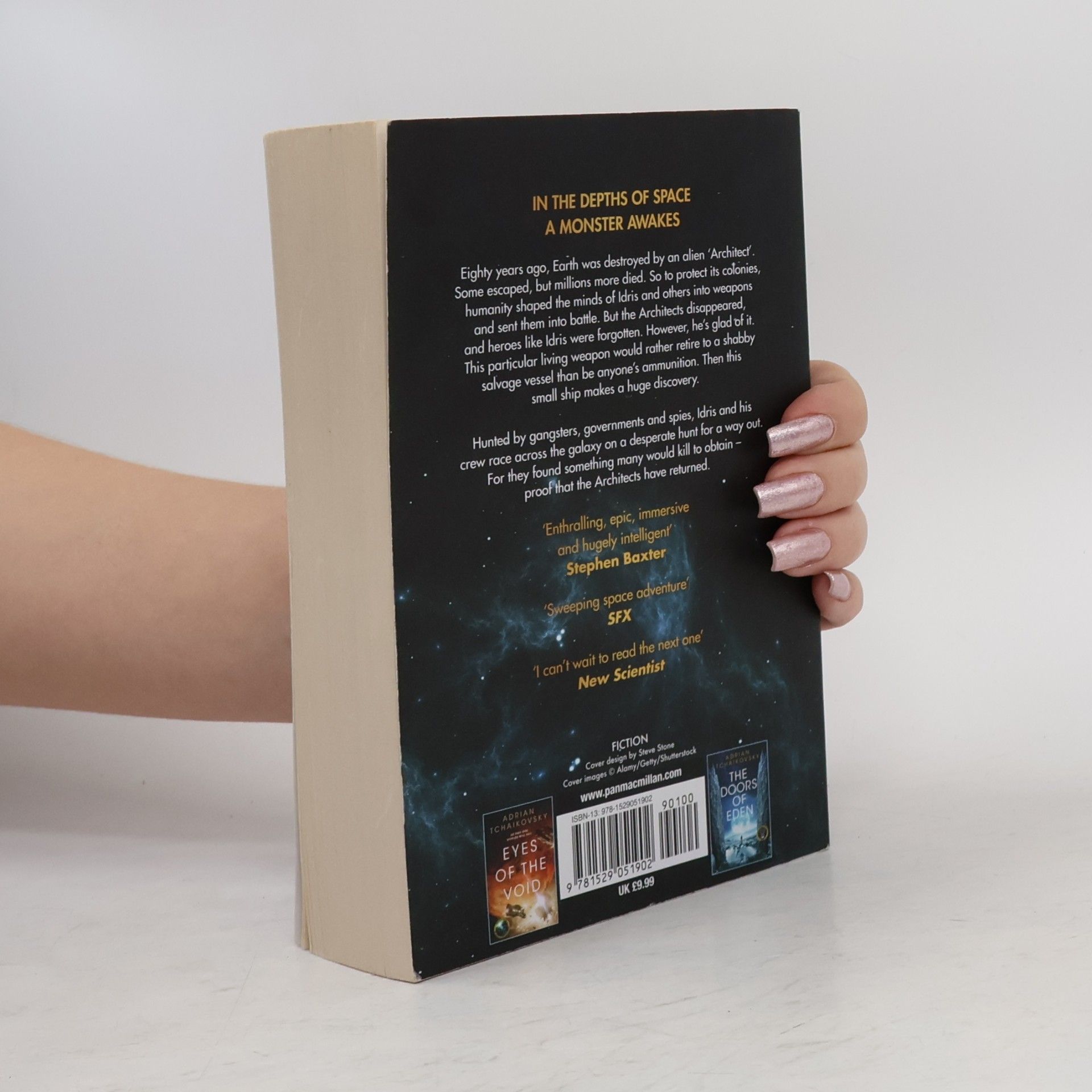 Adrian Tchaikovsky Shards of Earth