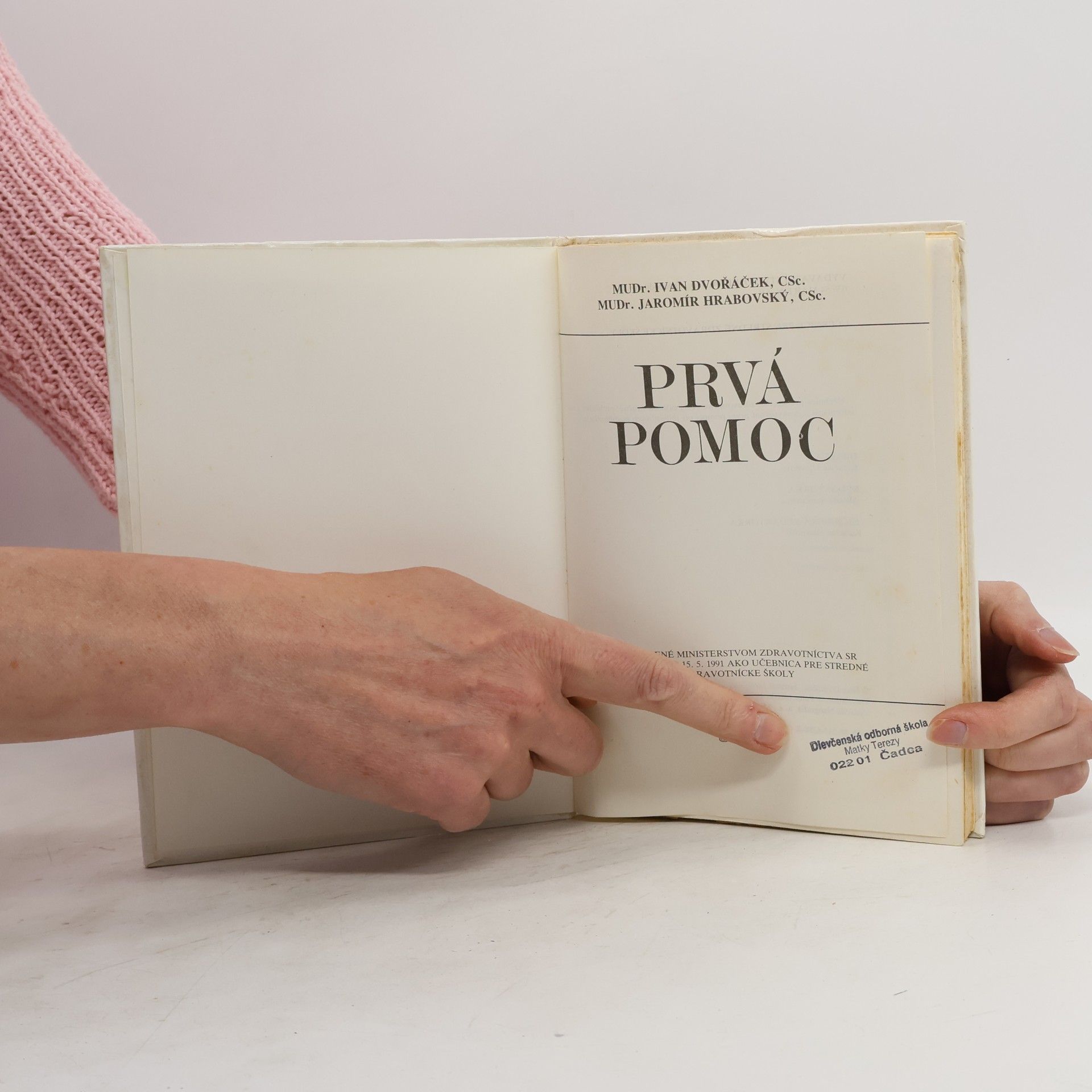 Ivan Dvořáček Prvá pomoc. Učebnice pre stredné zdravotnícke školy