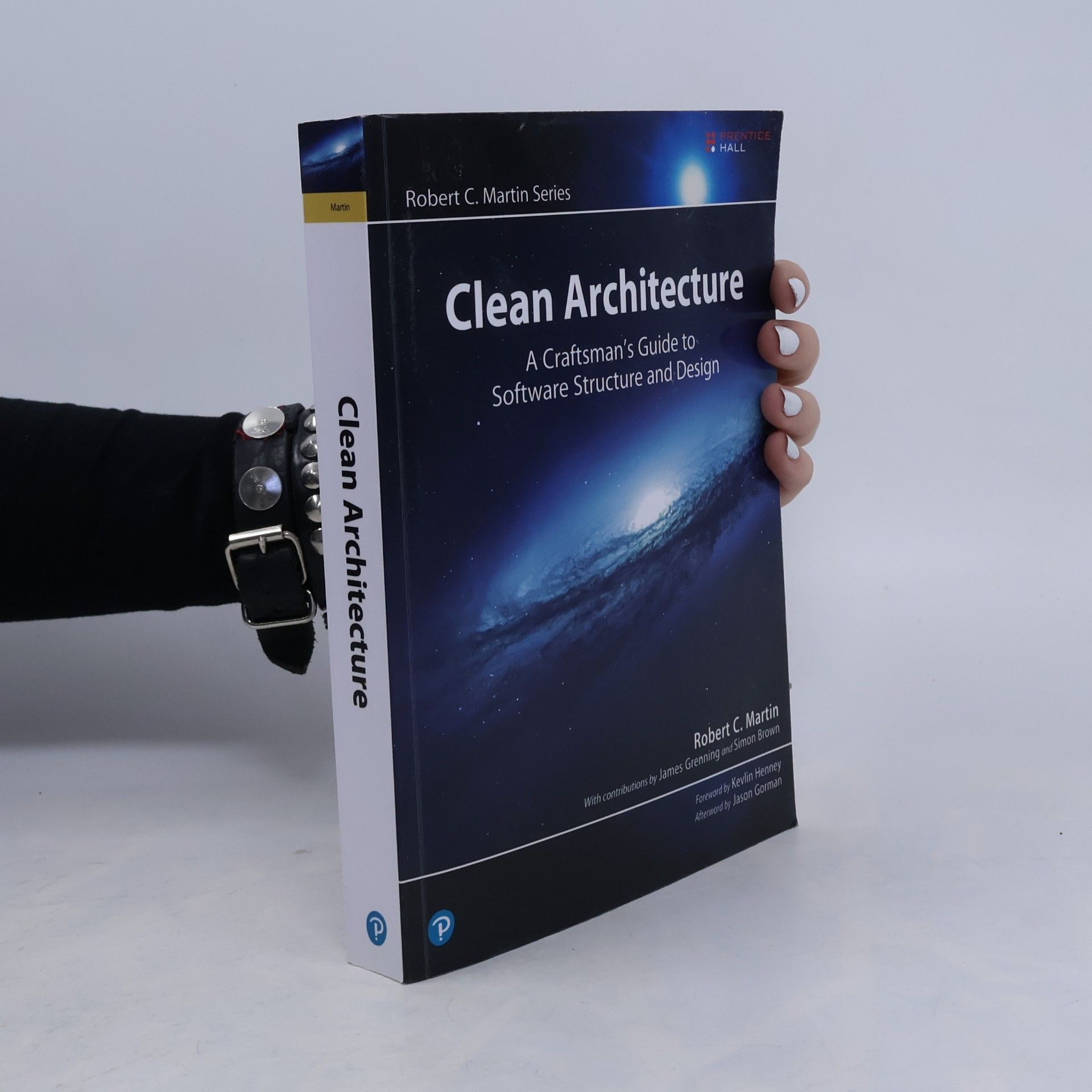 Robert C. Martin Clean architecture: a craftsman's guide to software structure and design
