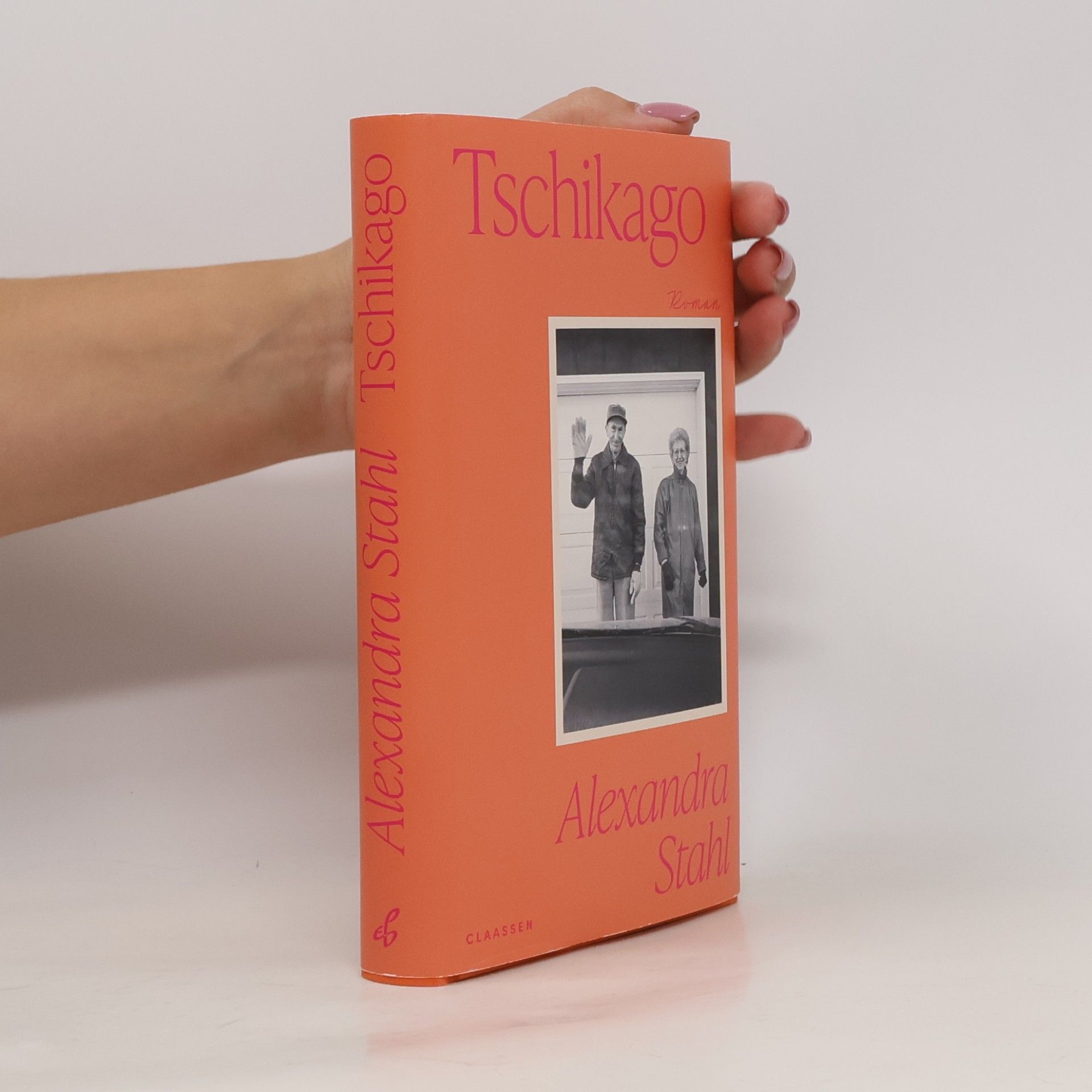 Alexandra Stahl Tschikago: Roman | »Was immer Alexandra Stahl schreibend unter die Lupe nimmt, entfaltet eine eigentümliche Schönheit. Ihr Ton verwandelt alles in trostreiche, sehr lustige Sätze.« (Katja Oskamp)