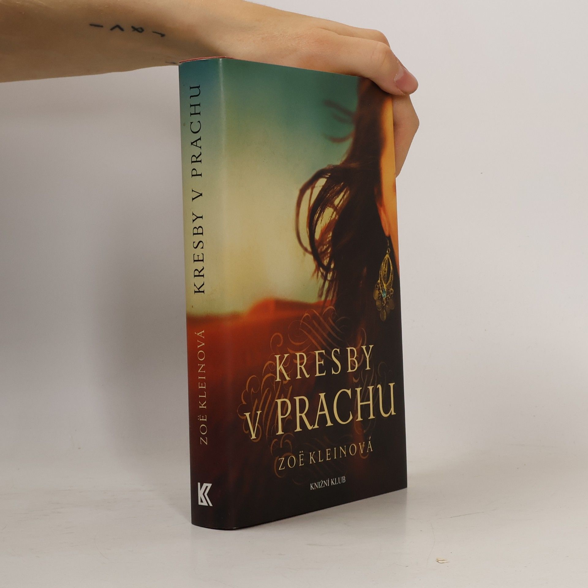 Zoë Klein Kresby v prachu
