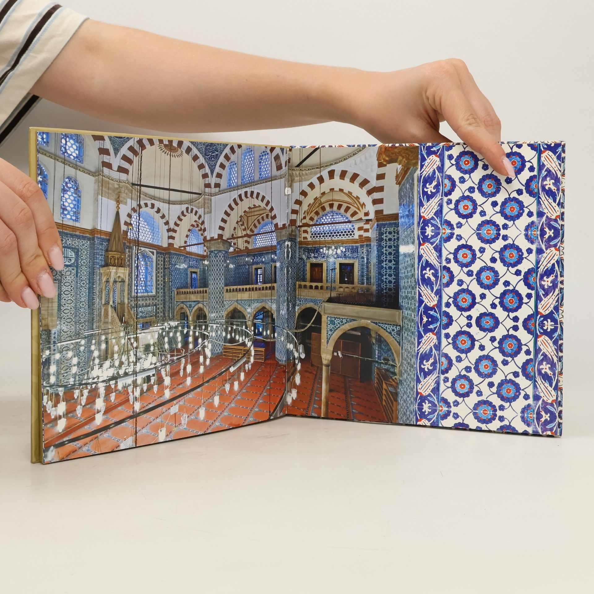 Ofisi Basim Dalgalidere The Tiles of Rustem Pasha Mosque