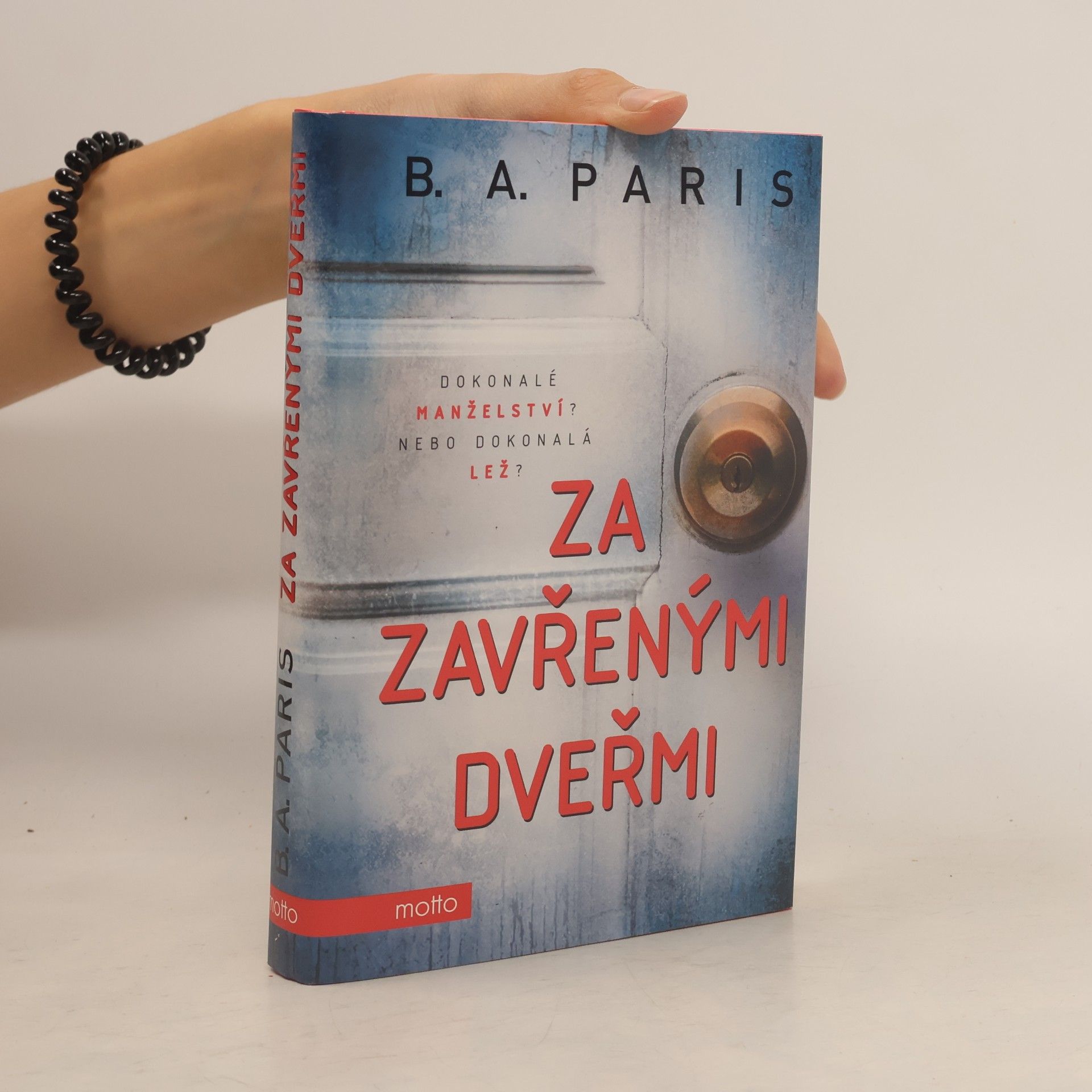 B.A. Paris Za zavřenými dveřmi