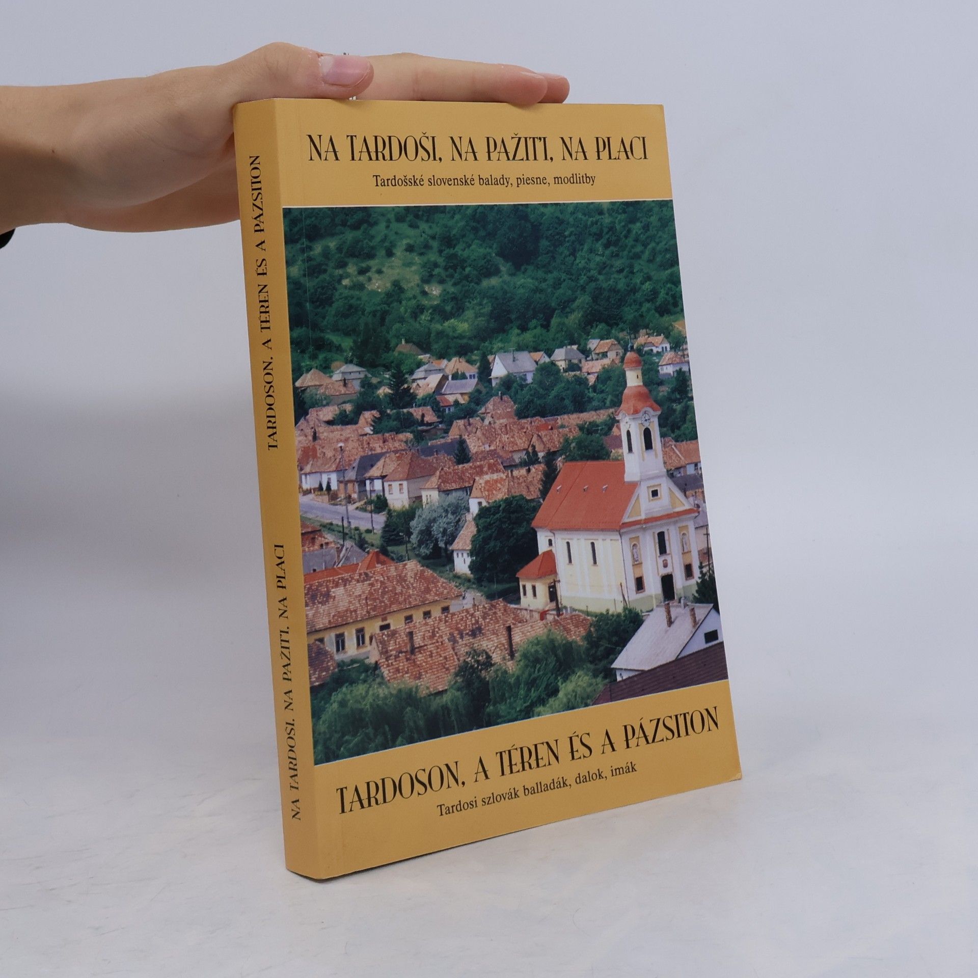 Rózsa Vargová Tardoson, a téren és a pázsiton