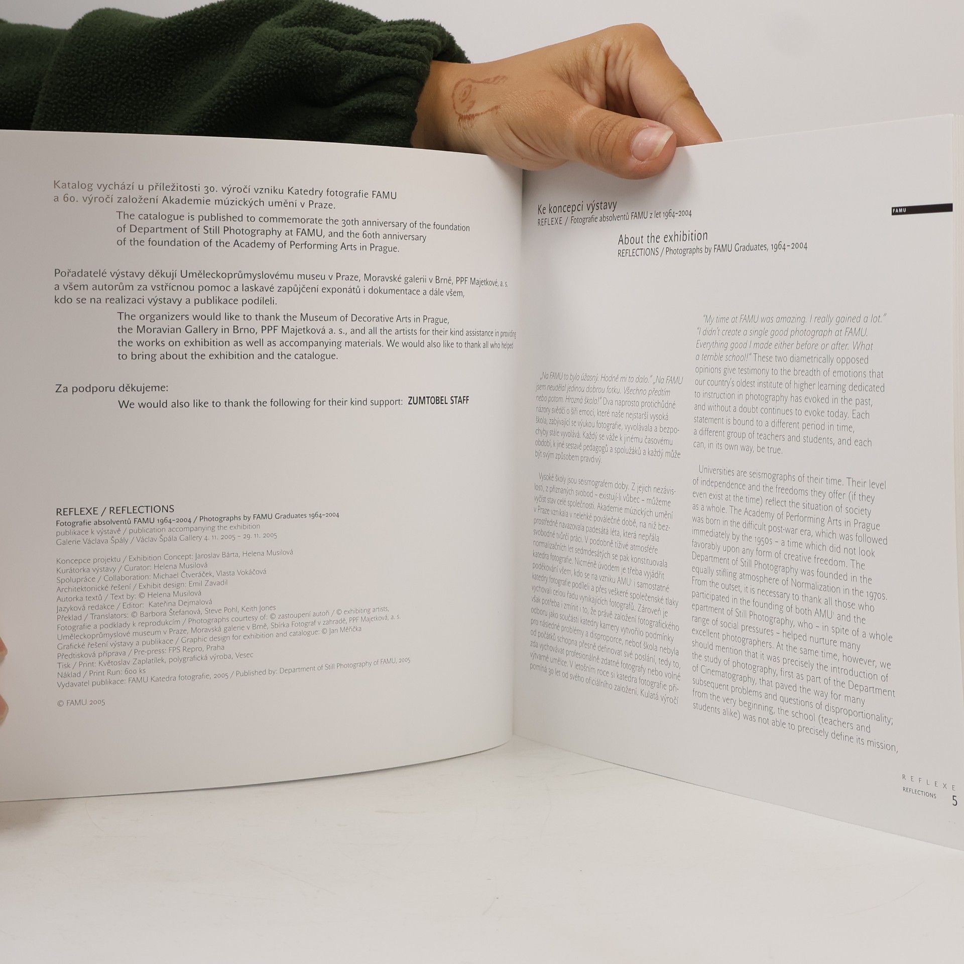 Various authors Reflexe : fotografie absolventů FAMU 1964-2004/ Reflections : photographs by FAMU graduates 1964-2004