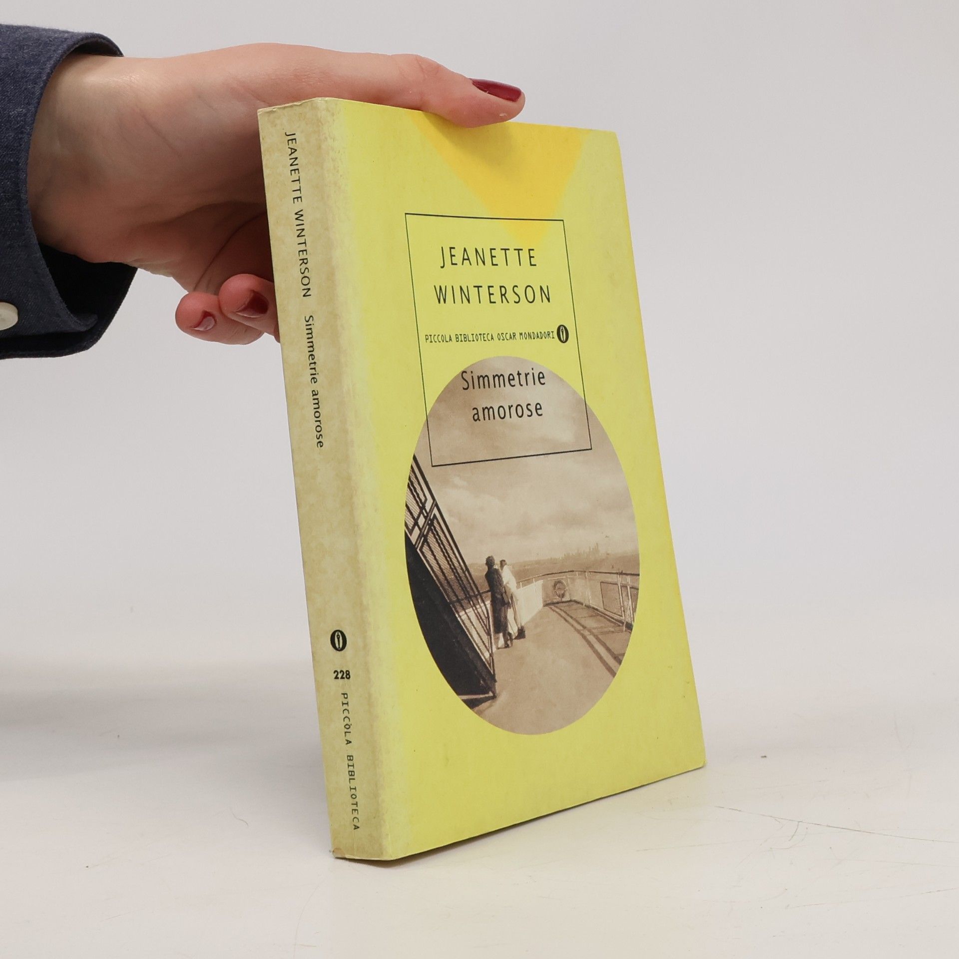 Piccola Biblioteca Oscar Mondadori - 228: Simmetrie amorose