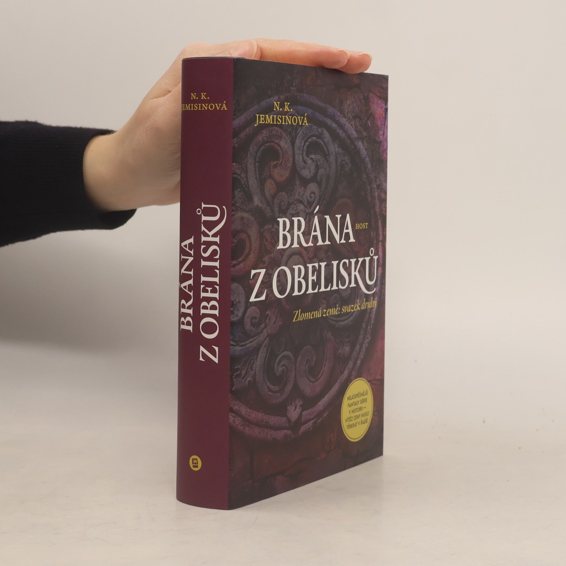 N. K. Jemisin Zlomená země. Svazek druhý, Brána z obelisků