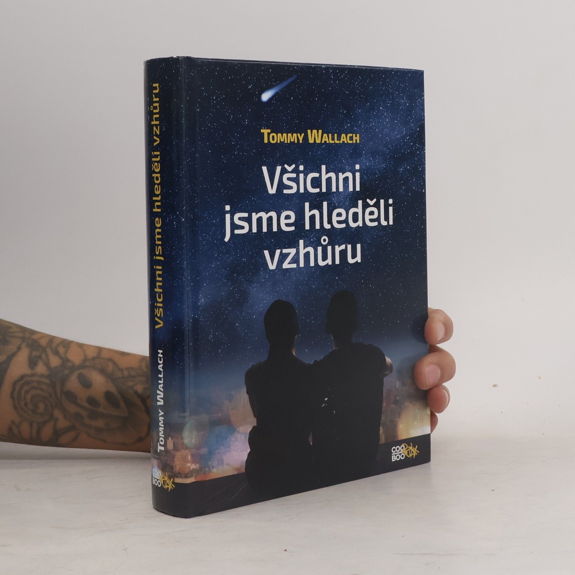 Tommy Wallach Všichni jsme hleděli vzhůru